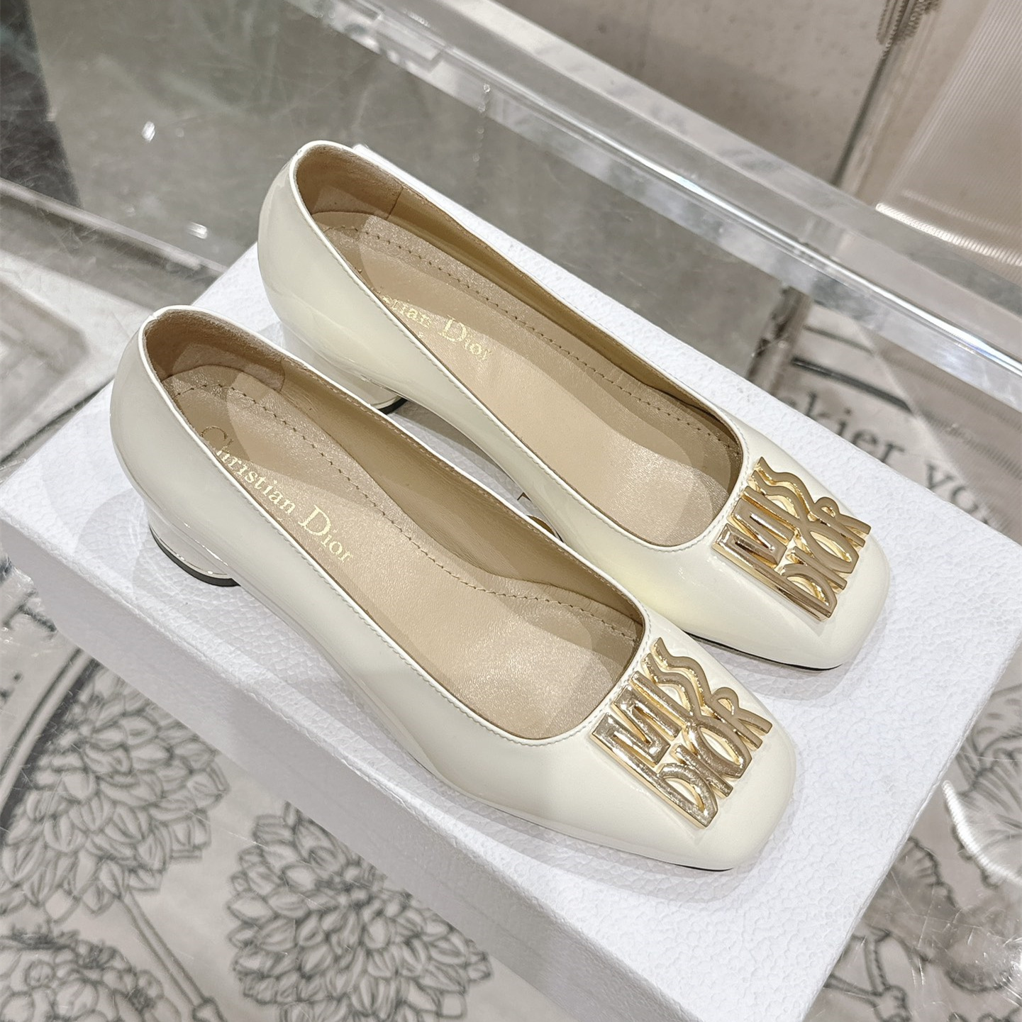 高仿Dior*Miss系列KCB266方頭LOGO金屬扣白色單鞋免檢版