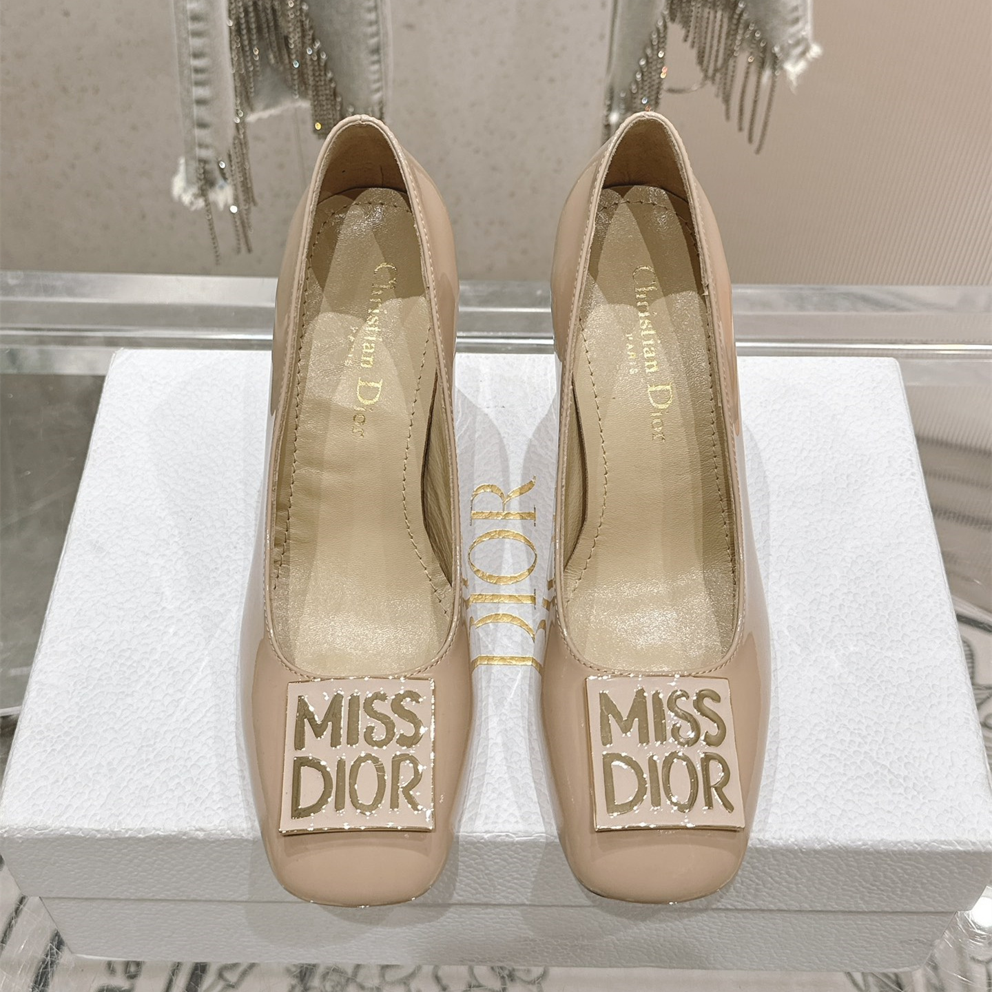 高仿Dior*Miss系列KCX322方頭LOGO金屬扣高踭單鞋膚色免檢版
