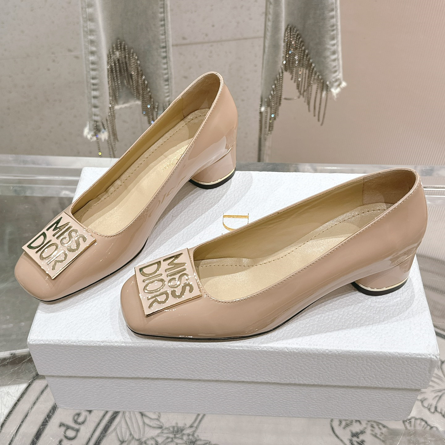 高仿Dior*Miss系列KCB268方頭LOGO金屬扣膚色單鞋免檢版
