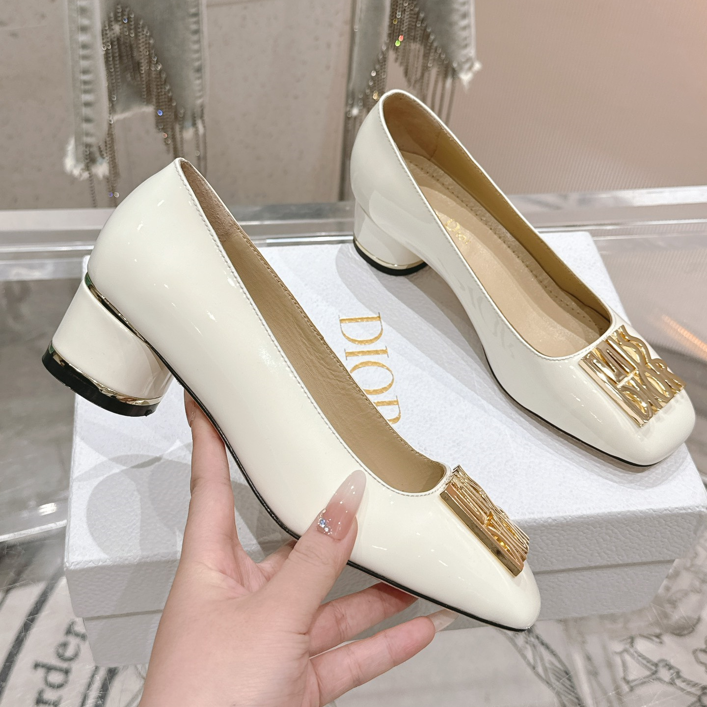 高仿Dior*Miss系列KCB266方頭LOGO金屬扣白色單鞋免檢版