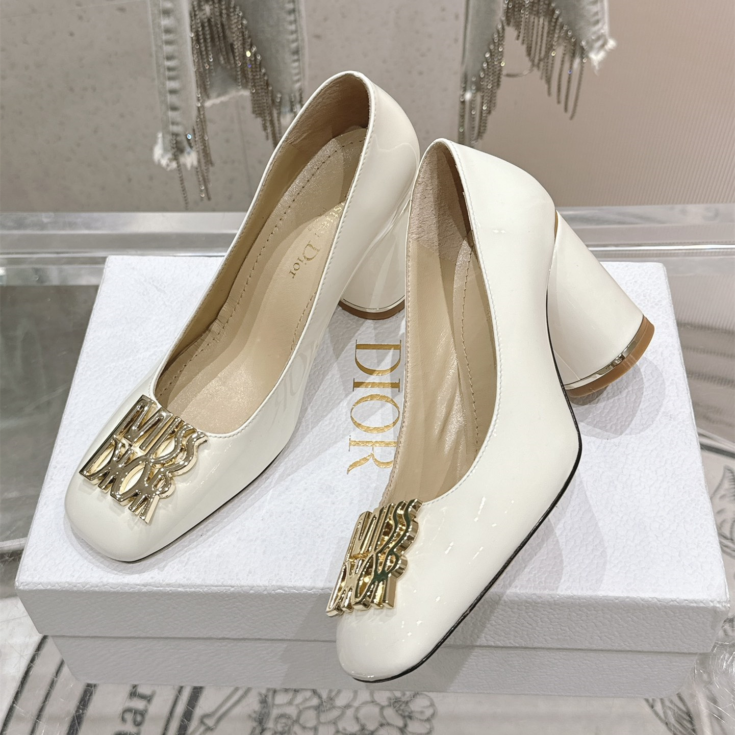 高仿Dior*Miss系列KCX320方頭LOGO金屬扣高踭單鞋白色免檢版
