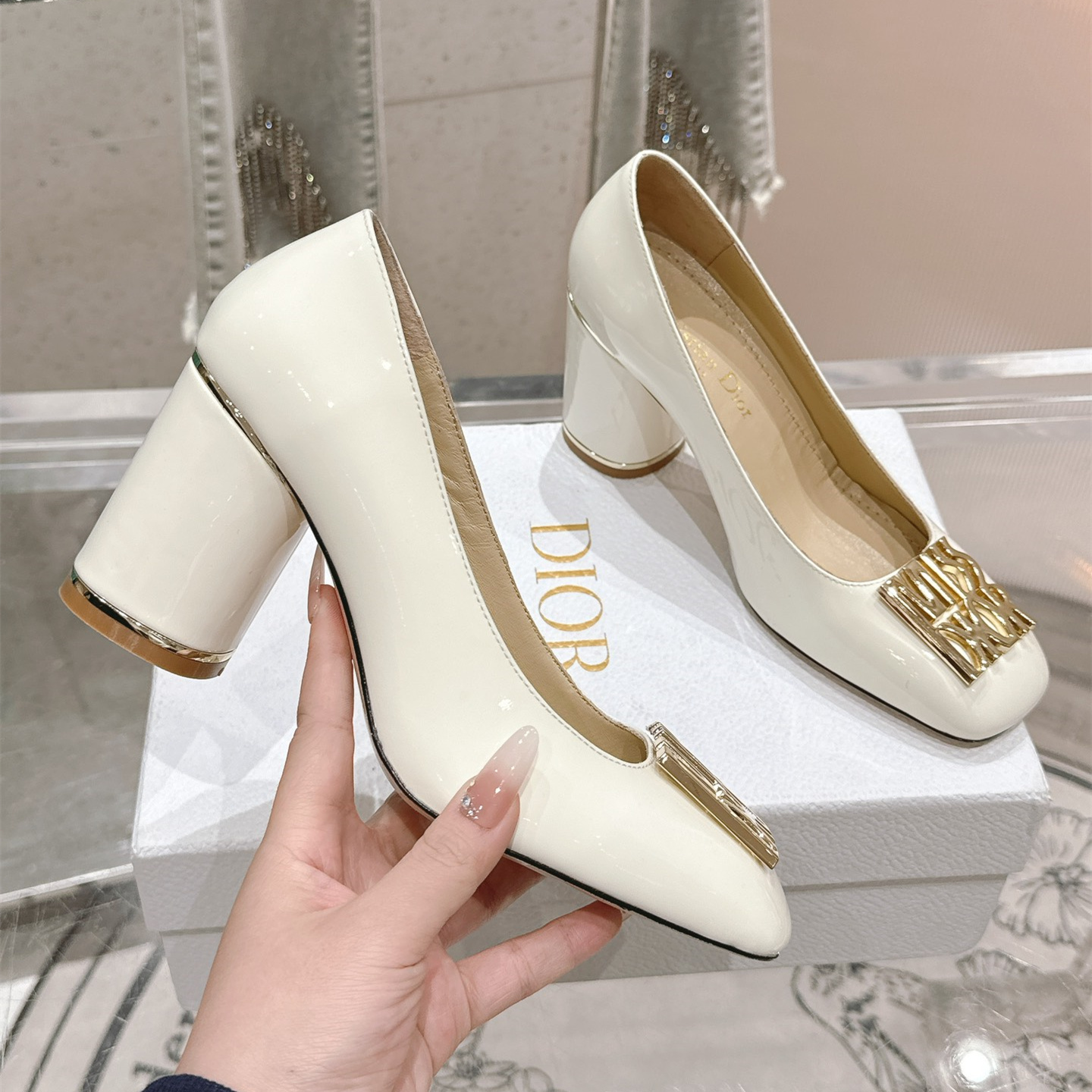 高仿Dior*Miss系列KCX320方頭LOGO金屬扣高踭單鞋白色免檢版