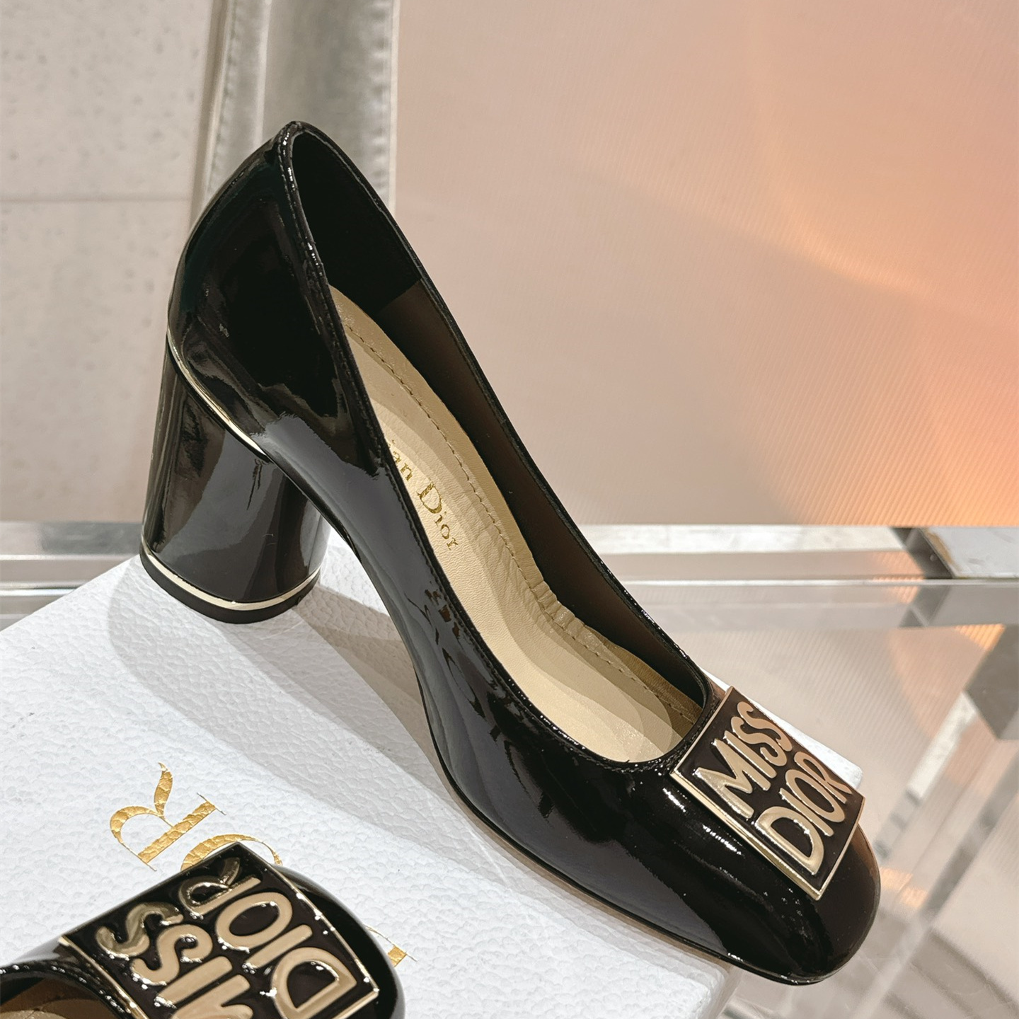 高仿Dior*Miss系列KCX321方頭LOGO金屬扣高踭單鞋黑色免檢版
