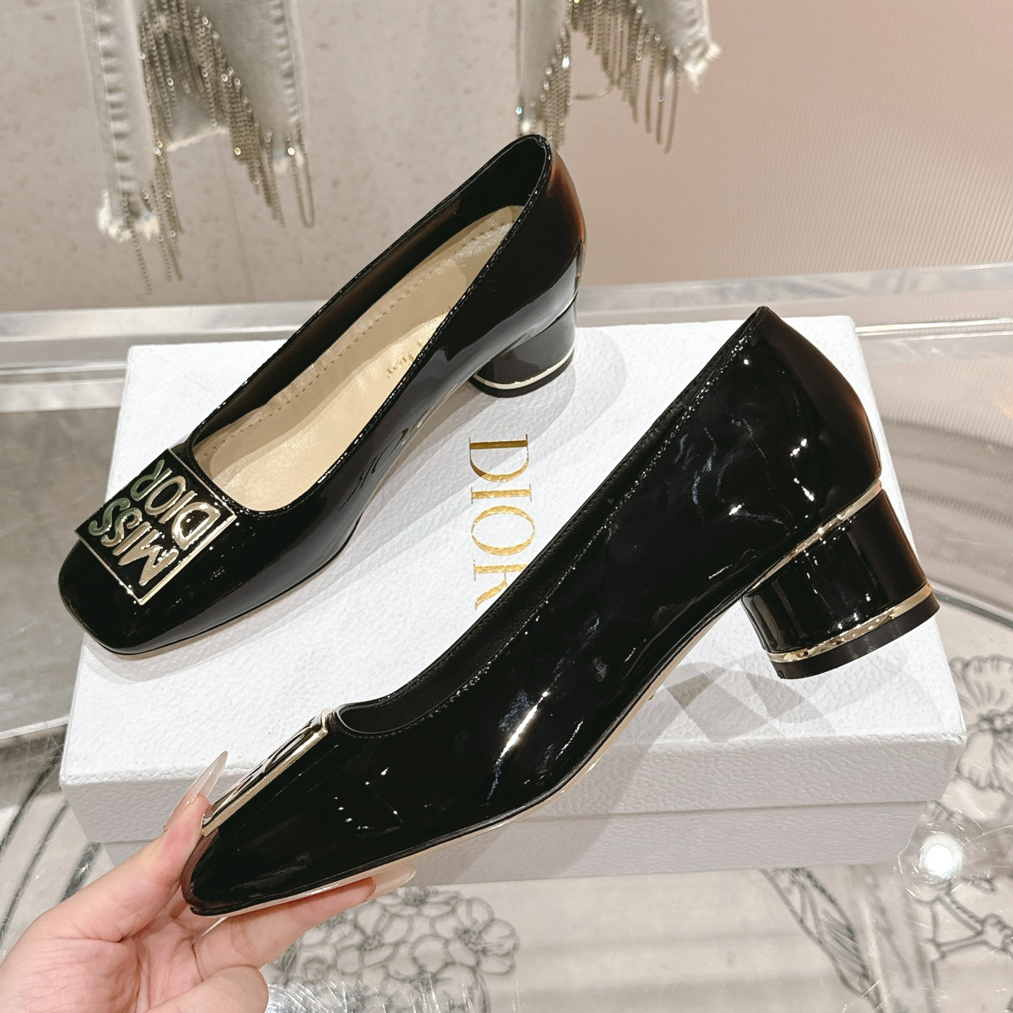 高仿Dior*Miss系列KCB267方頭LOGO金屬扣黑色單鞋免檢版