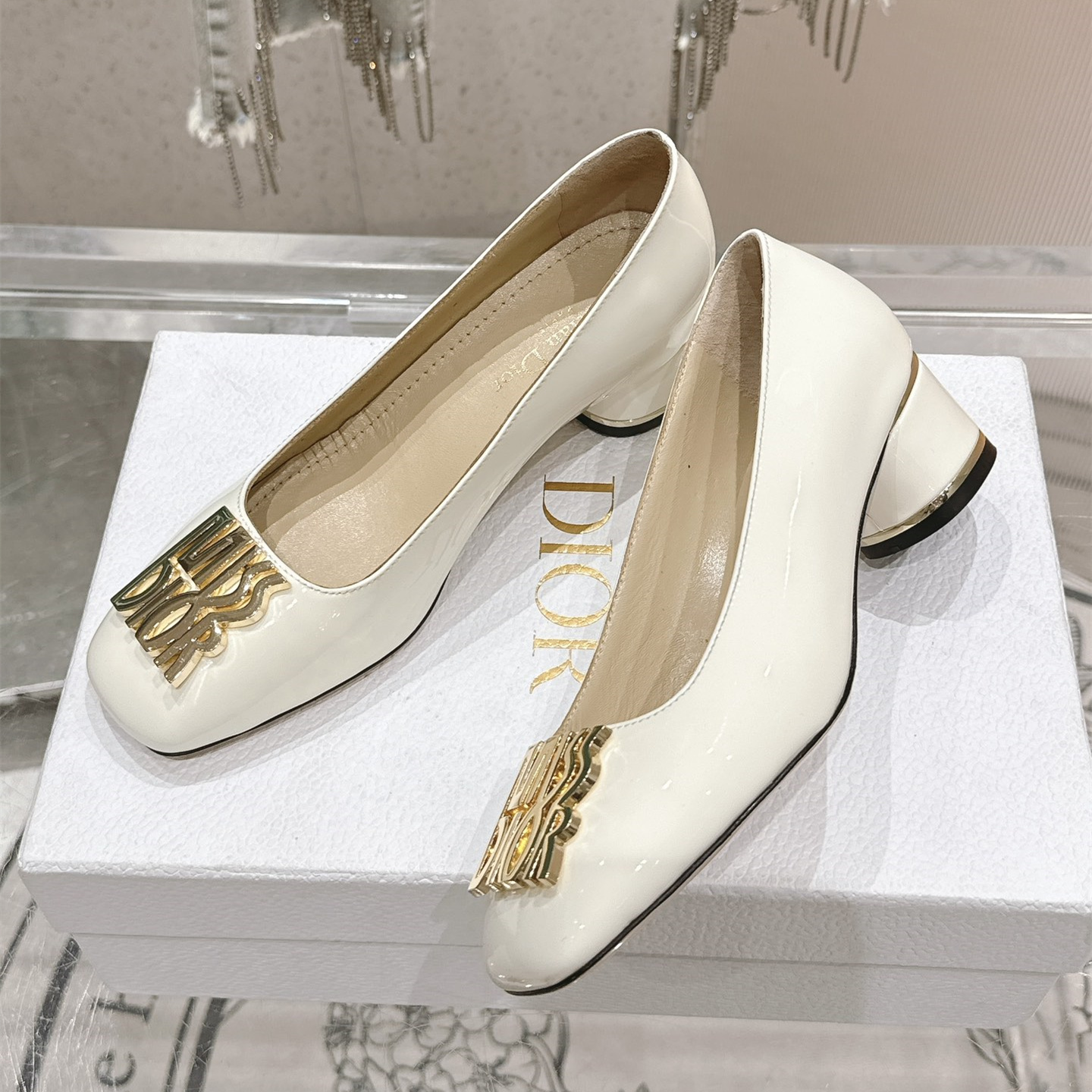高仿Dior*Miss系列KCB266方頭LOGO金屬扣白色單鞋免檢版
