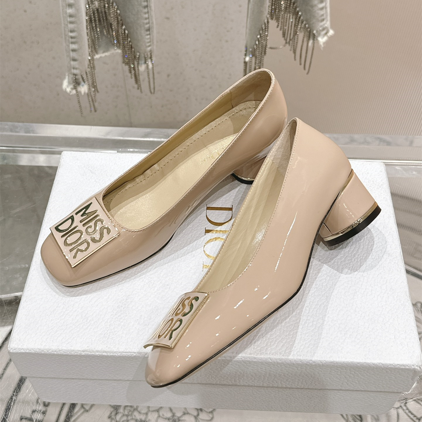 高仿Dior*Miss系列KCB268方頭LOGO金屬扣膚色單鞋免檢版