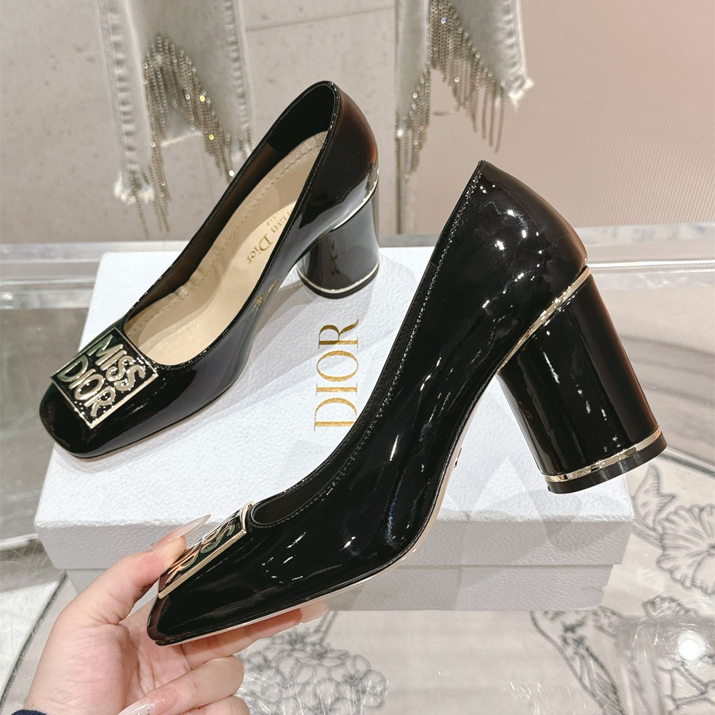 高仿Dior*Miss系列KCX321方頭LOGO金屬扣高踭單鞋黑色免檢版