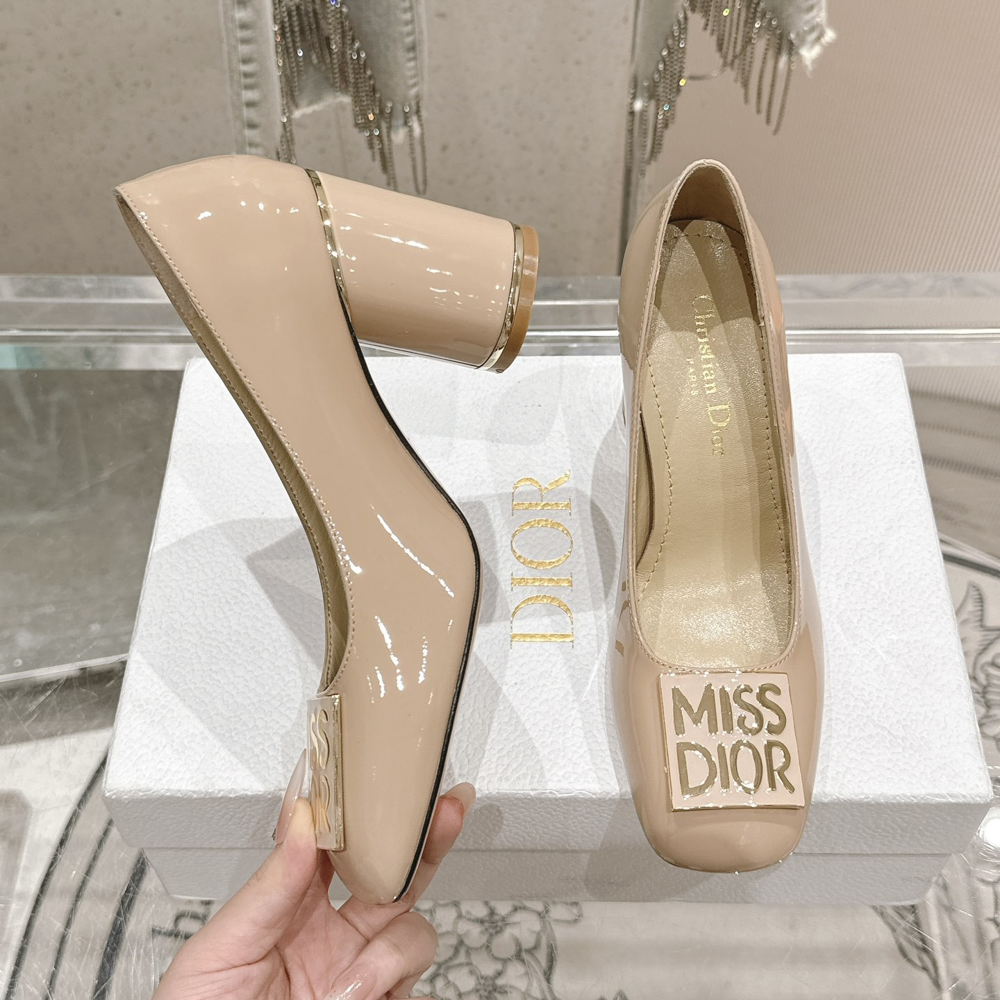 高仿Dior*Miss系列KCX322方頭LOGO金屬扣高踭單鞋膚色免檢版