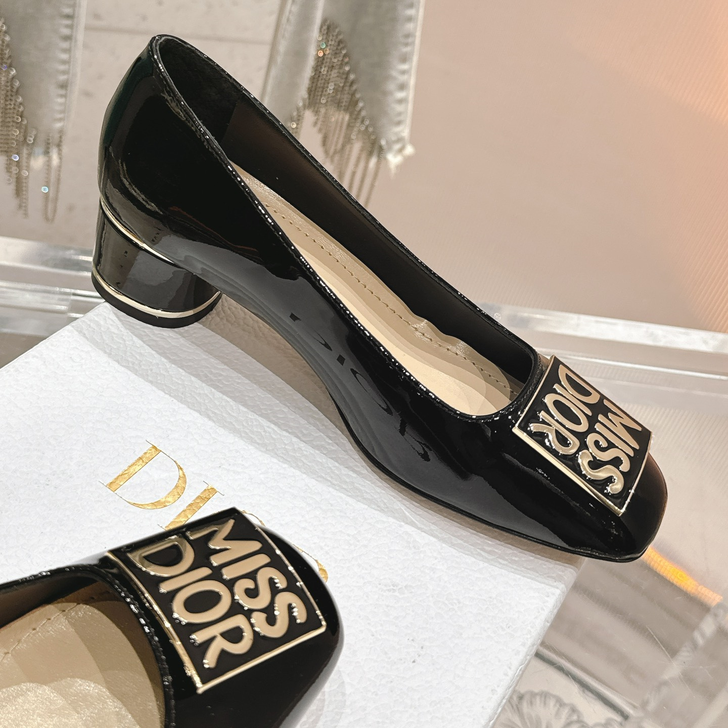 高仿Dior*Miss系列KCB267方頭LOGO金屬扣黑色單鞋免檢版