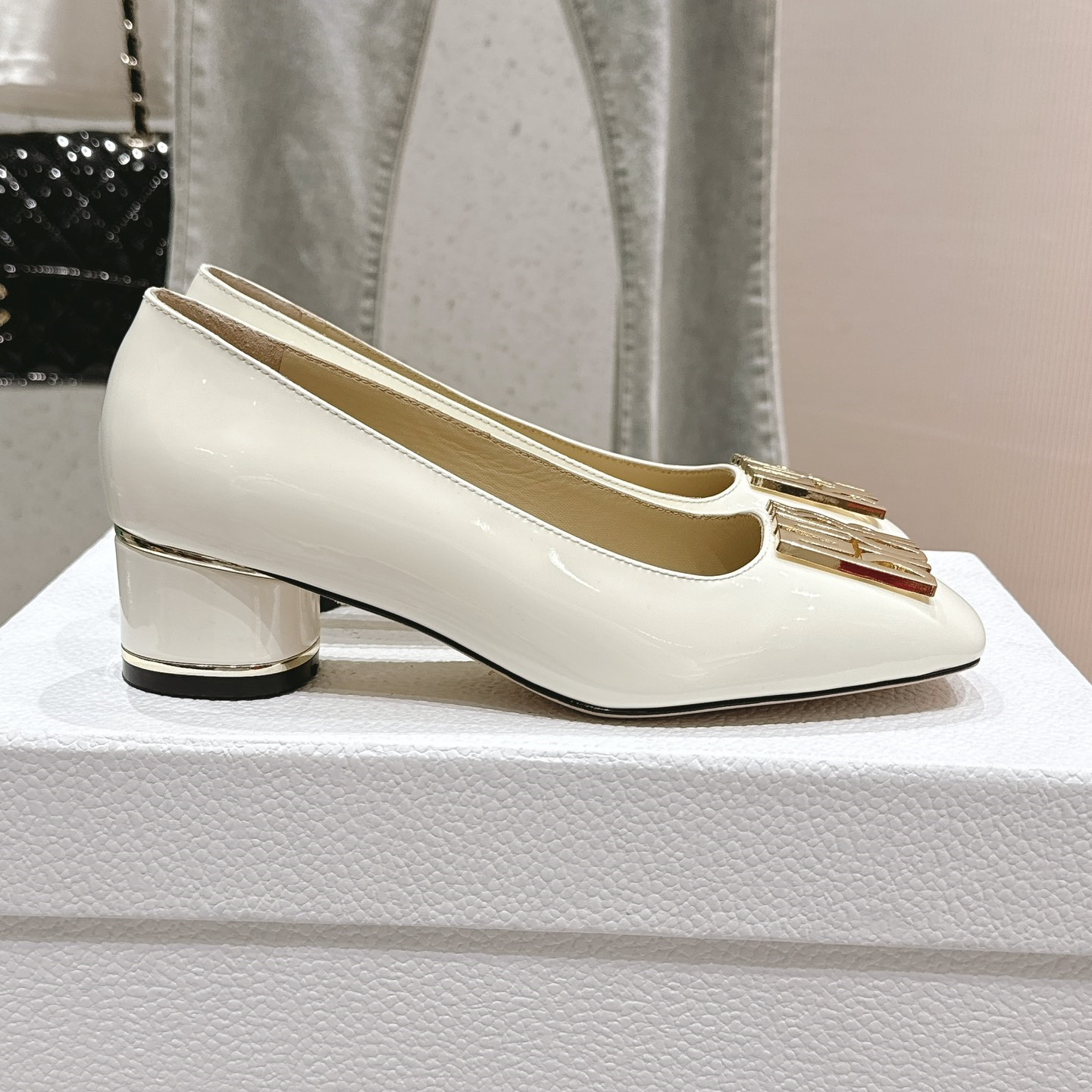 高仿Dior*Miss系列KCB266方頭LOGO金屬扣白色單鞋免檢版