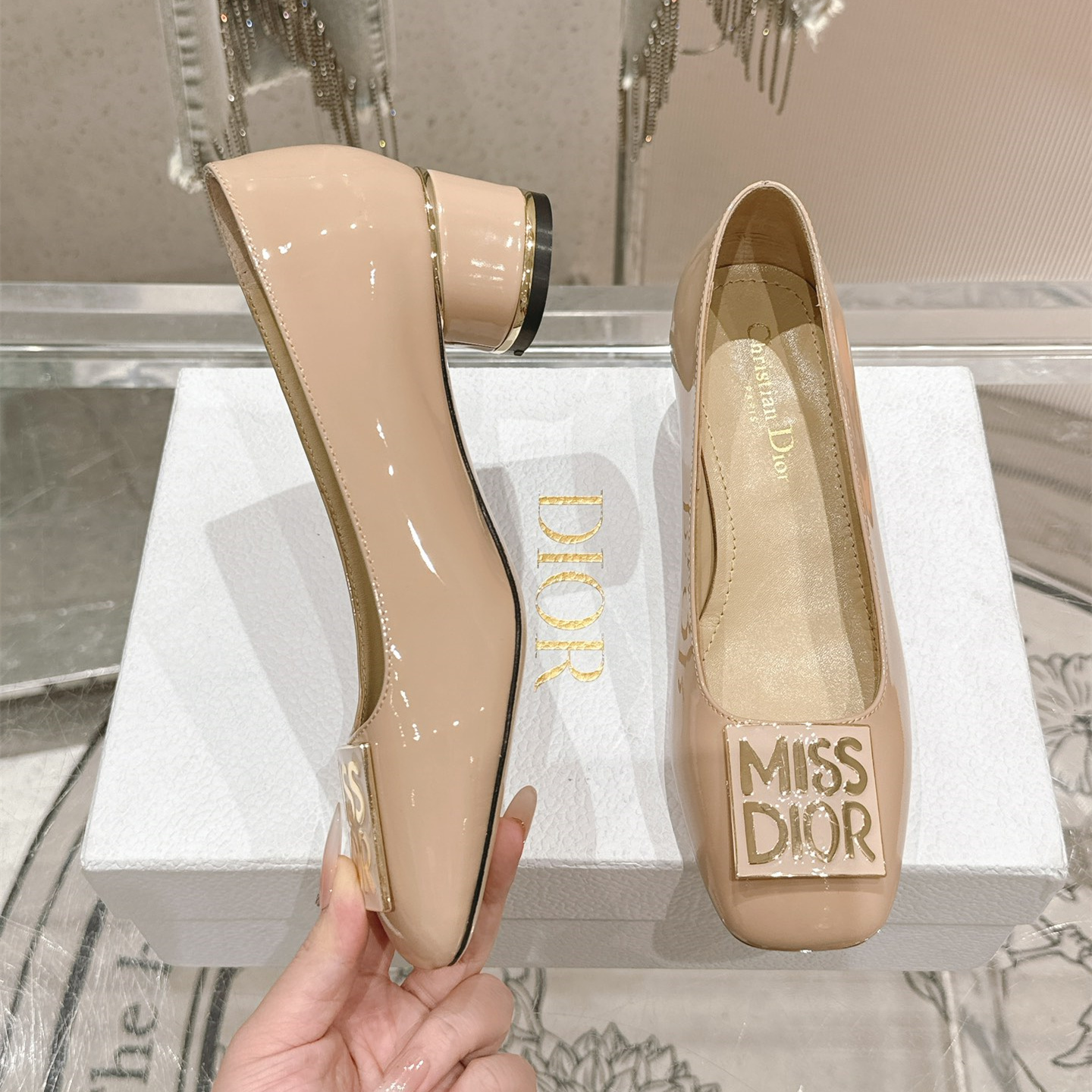 高仿Dior*Miss系列KCB268方頭LOGO金屬扣膚色單鞋免檢版
