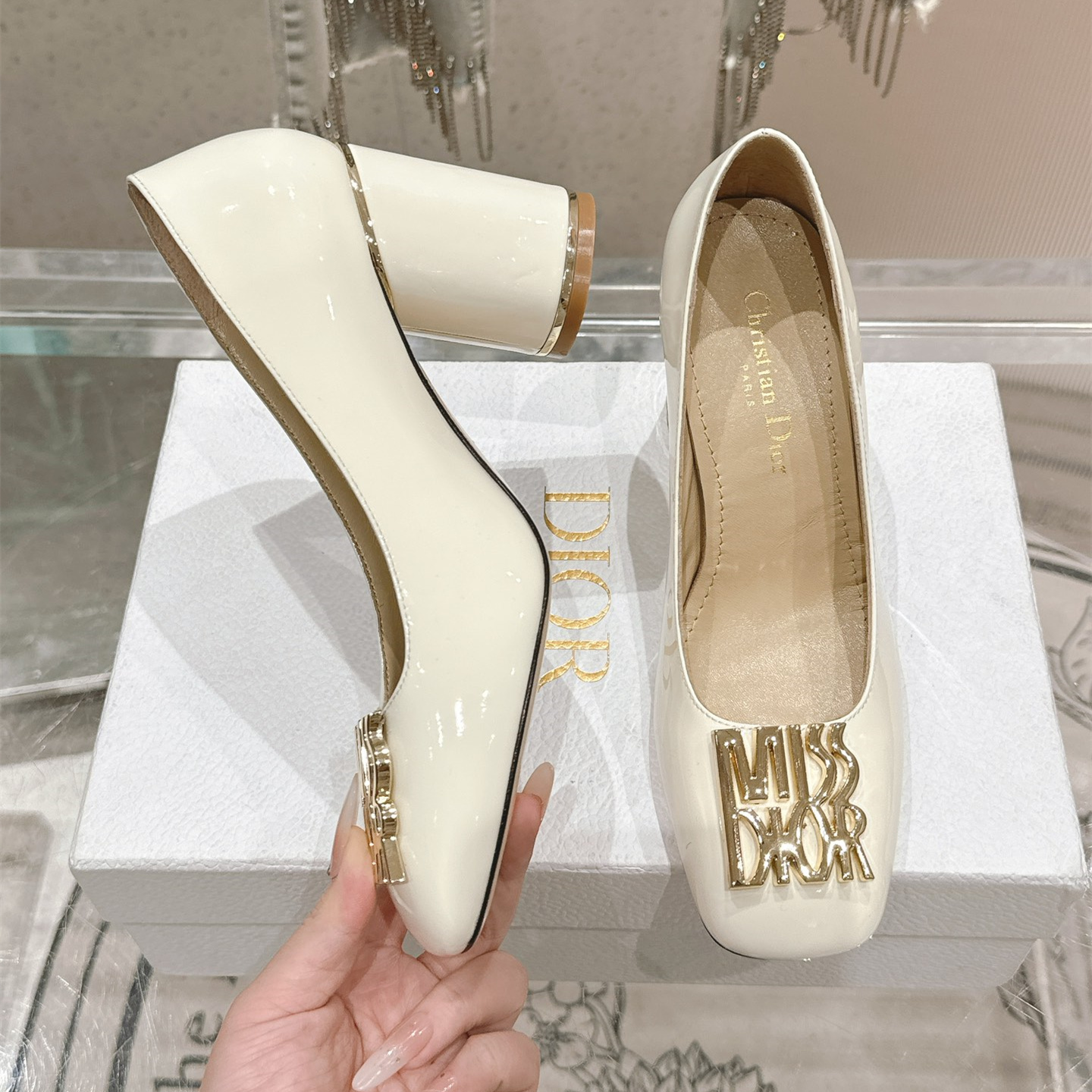 高仿Dior*Miss系列KCX320方頭LOGO金屬扣高踭單鞋白色免檢版