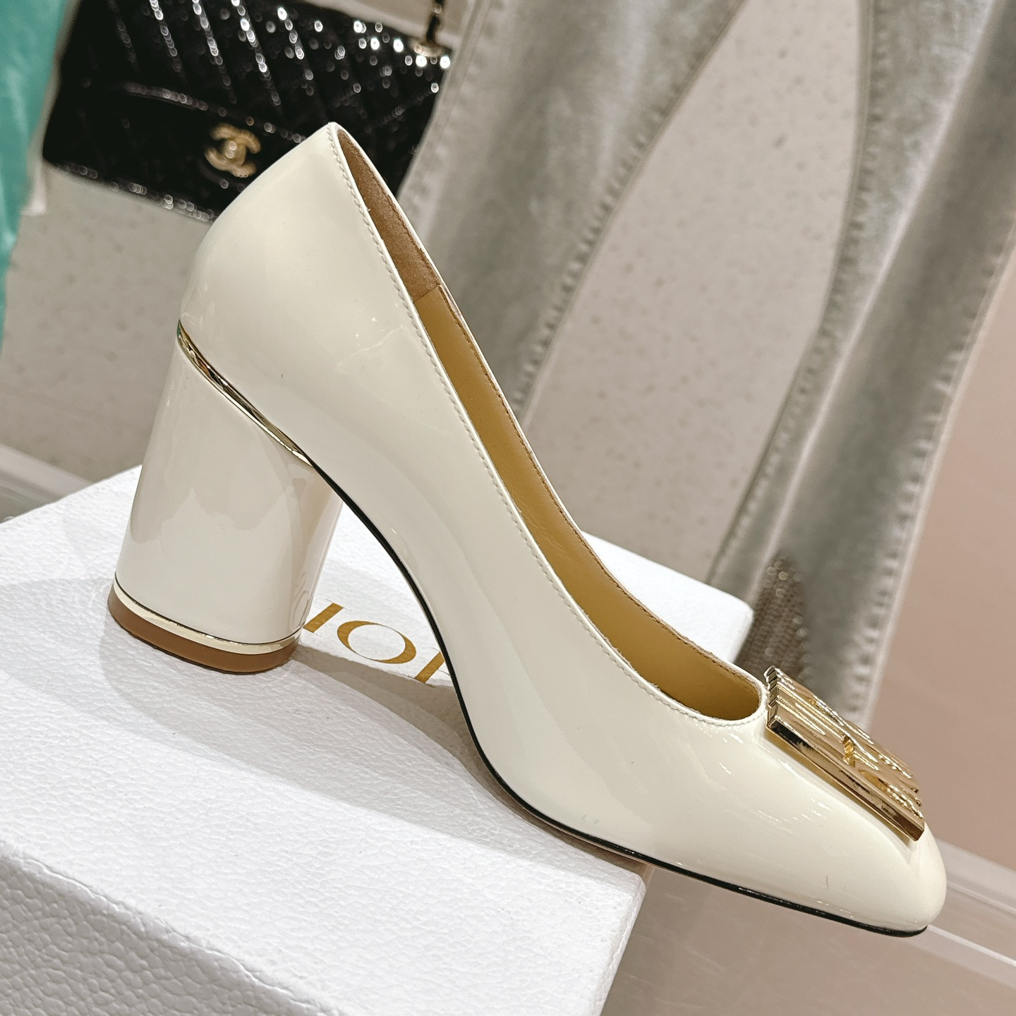 高仿Dior*Miss系列KCX320方頭LOGO金屬扣高踭單鞋白色免檢版