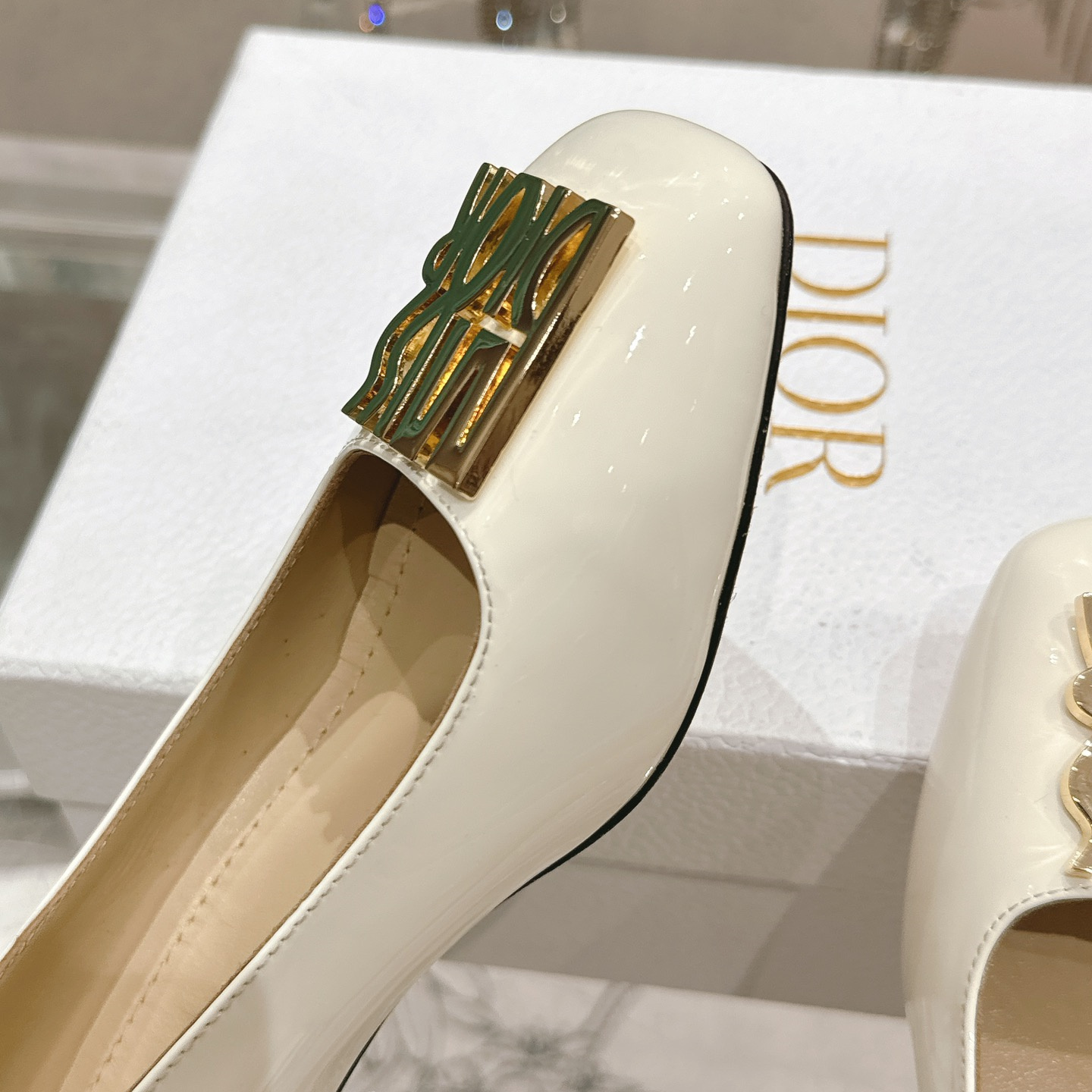 高仿Dior*Miss系列KCB266方頭LOGO金屬扣白色單鞋免檢版
