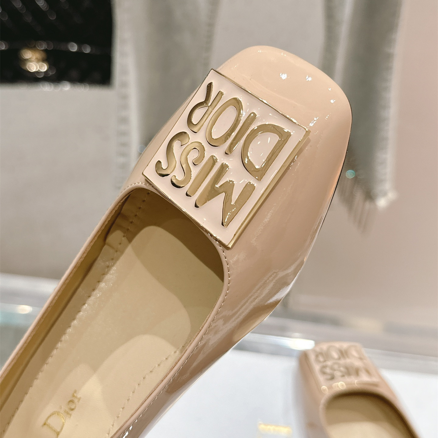 高仿Dior*Miss系列KCB268方頭LOGO金屬扣膚色單鞋免檢版