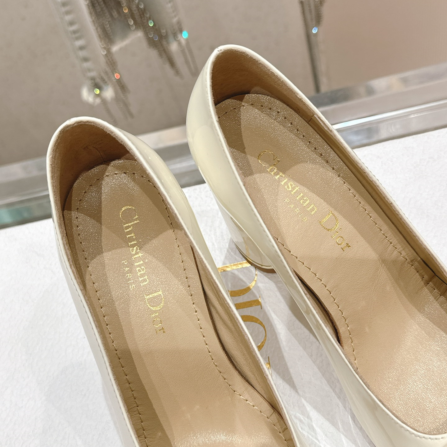 高仿Dior*Miss系列KCX320方頭LOGO金屬扣高踭單鞋白色免檢版