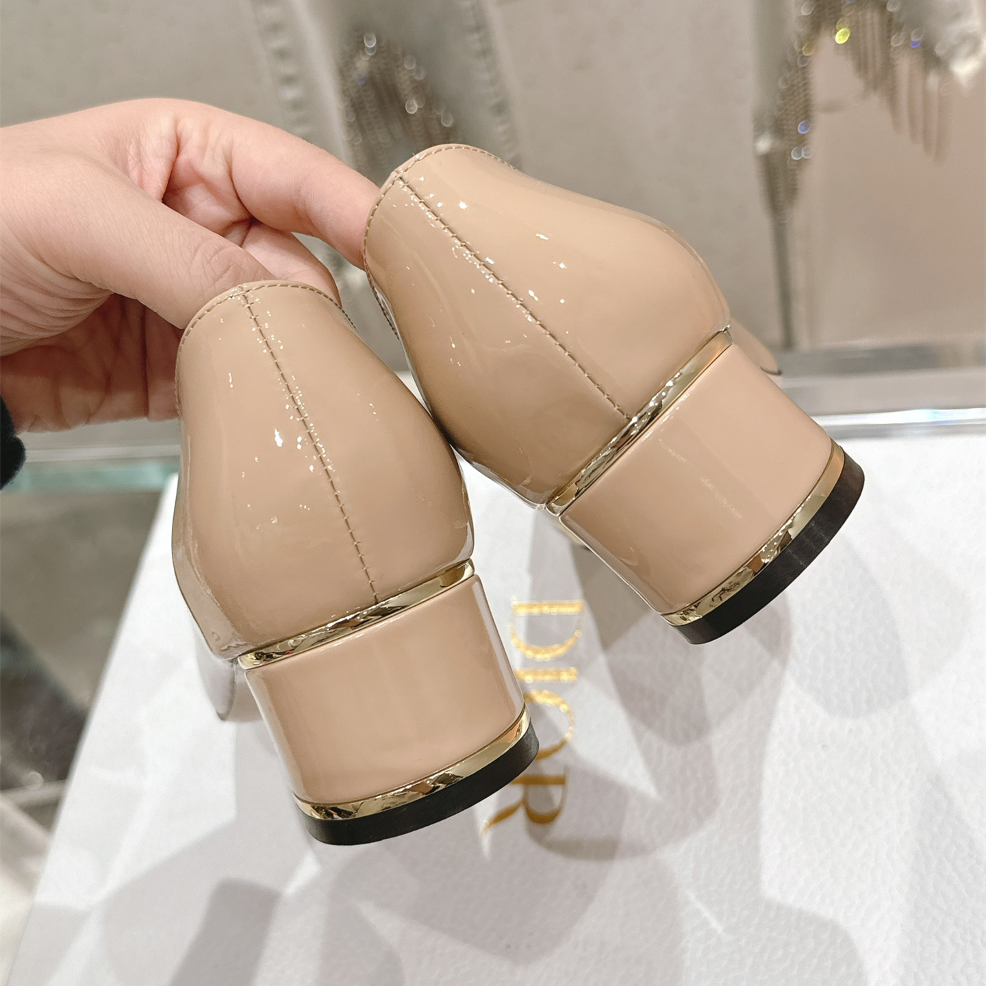 高仿Dior*Miss系列KCB268方頭LOGO金屬扣膚色單鞋免檢版