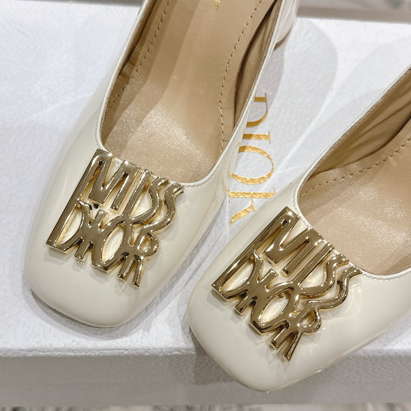 高仿Dior*Miss系列KCX320方頭LOGO金屬扣高踭單鞋白色免檢版