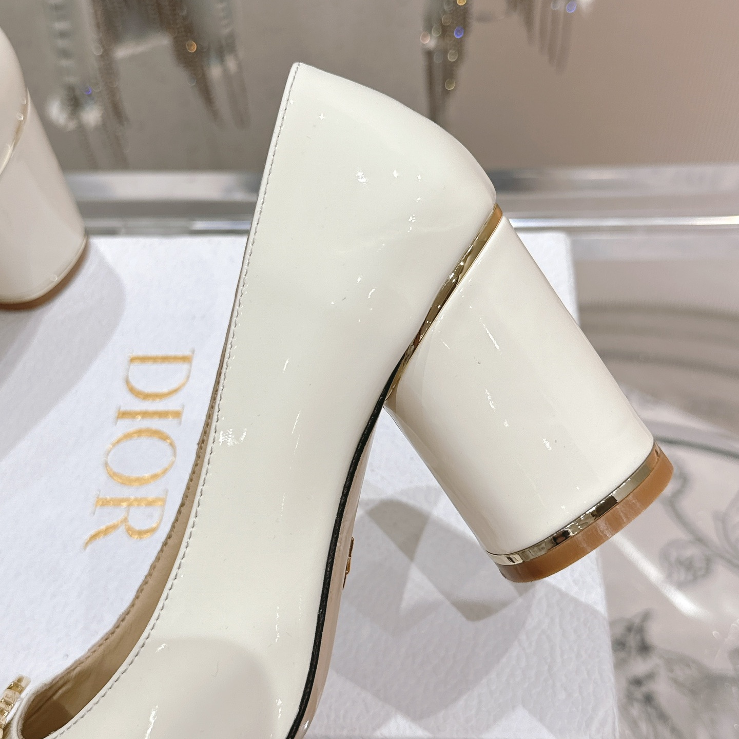 高仿Dior*Miss系列KCX320方頭LOGO金屬扣高踭單鞋白色免檢版