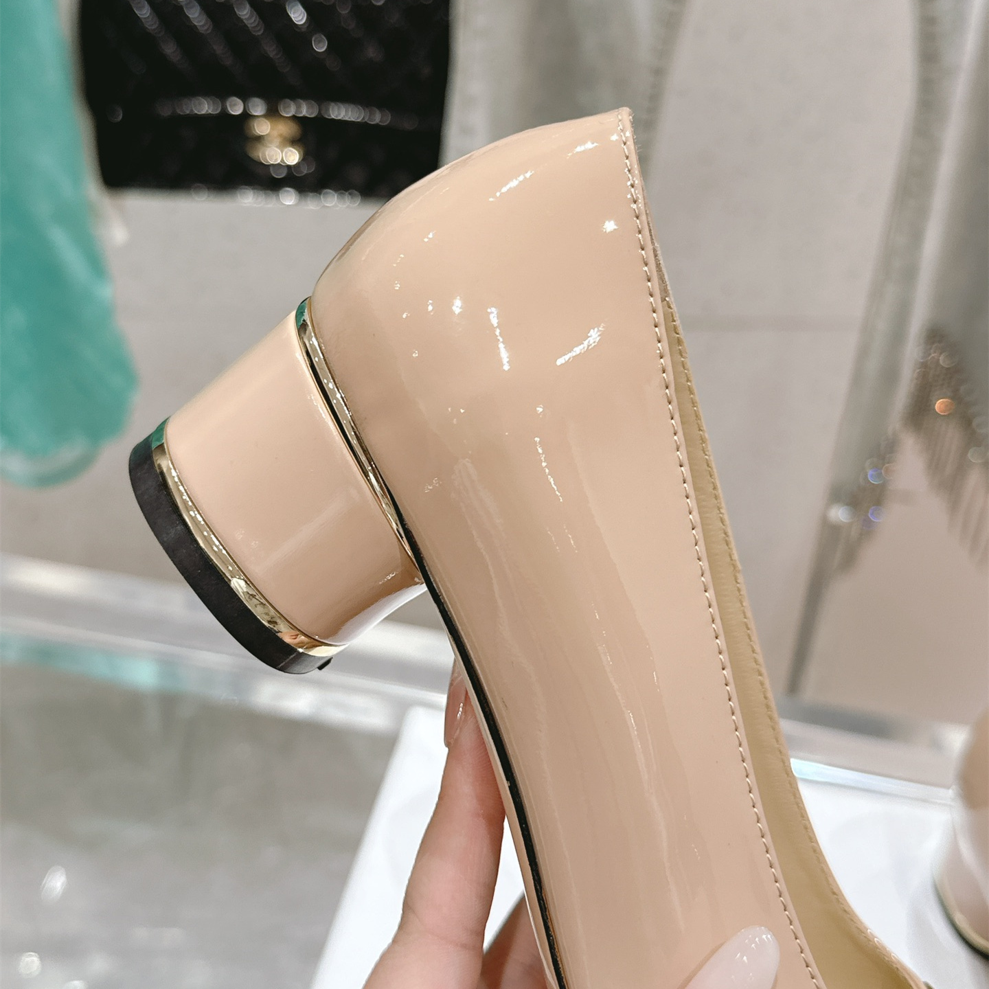 高仿Dior*Miss系列KCB268方頭LOGO金屬扣膚色單鞋免檢版