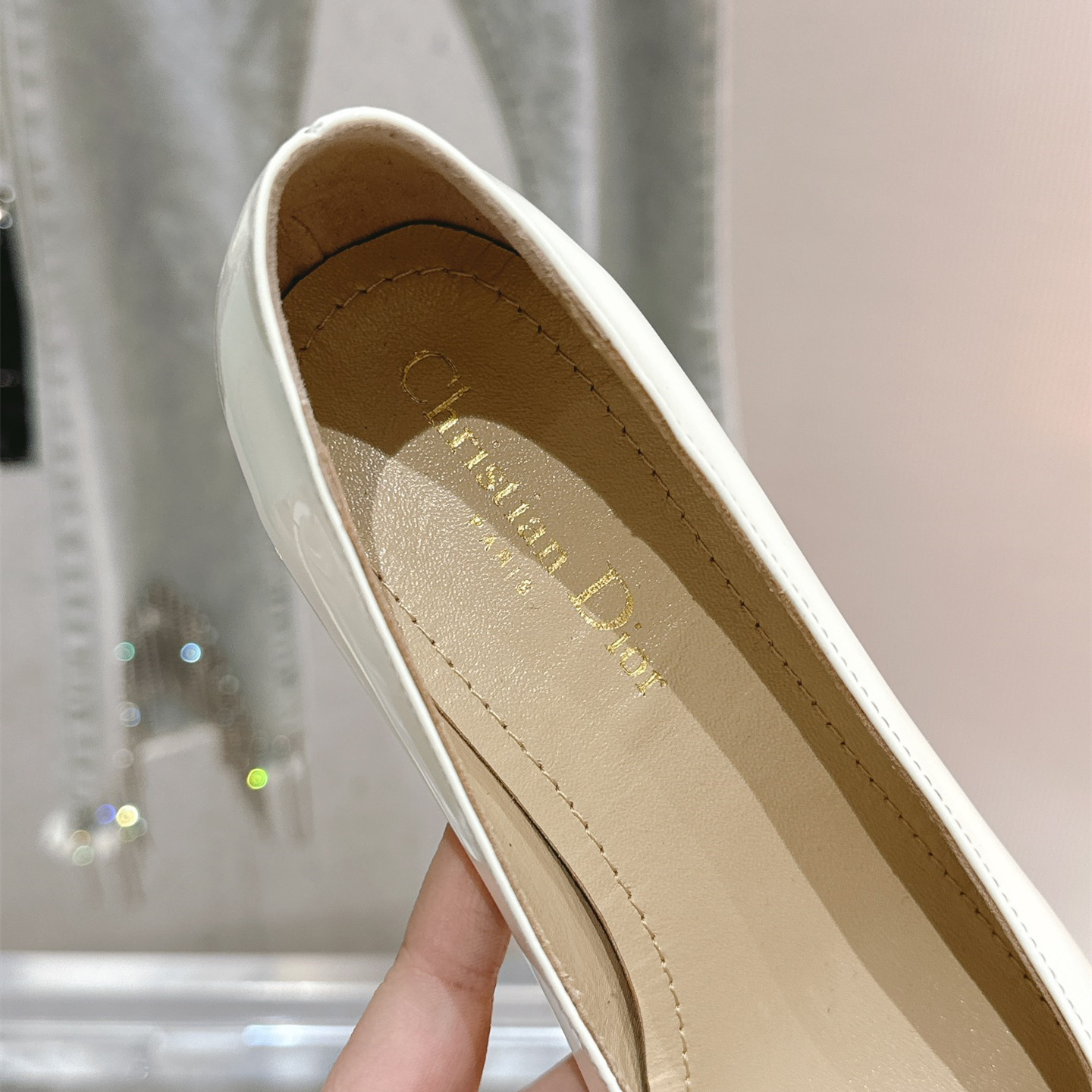 高仿Dior*Miss系列KCB266方頭LOGO金屬扣白色單鞋免檢版