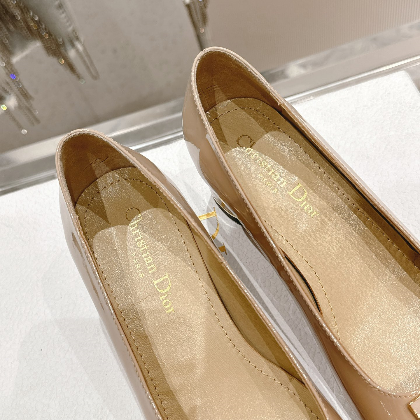 高仿Dior*Miss系列KCB268方頭LOGO金屬扣膚色單鞋免檢版