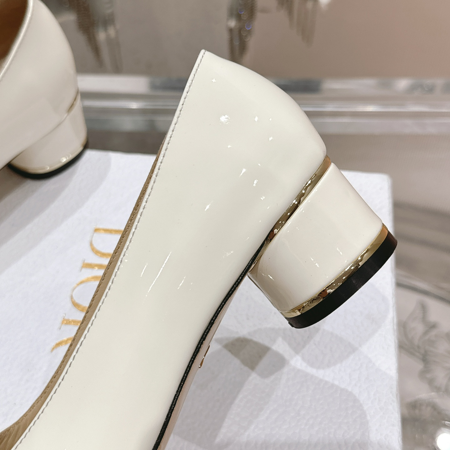 高仿Dior*Miss系列KCB266方頭LOGO金屬扣白色單鞋免檢版