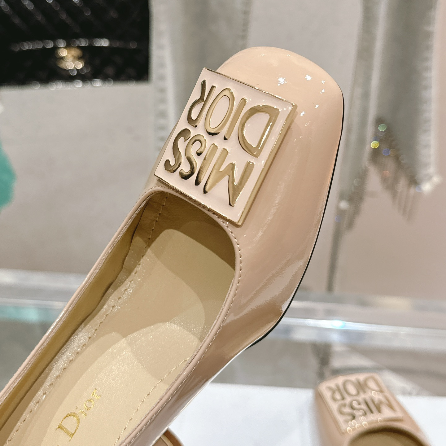 高仿Dior*Miss系列KCX322方頭LOGO金屬扣高踭單鞋膚色免檢版