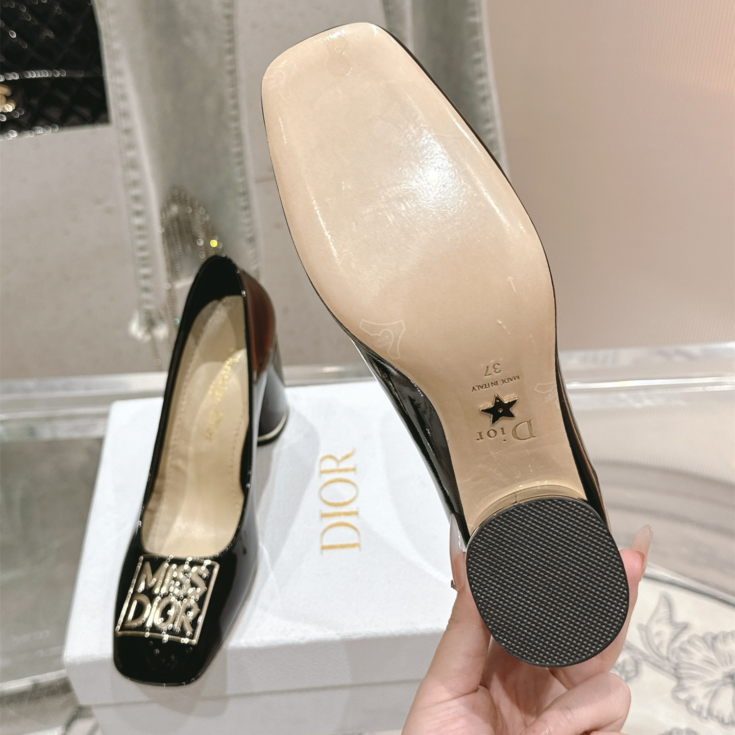 高仿Dior*Miss系列KCX321方頭LOGO金屬扣高踭單鞋黑色免檢版