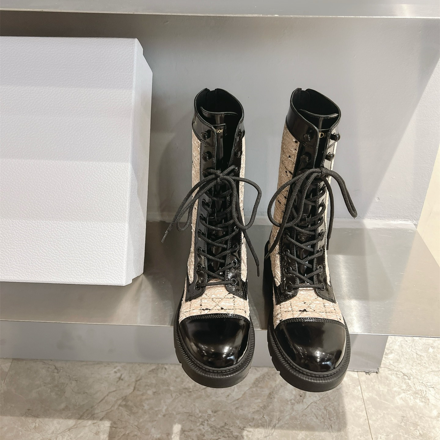 高仿Dior*D-Unit系列KDT132走秀款工裝中筒靴秋冬季膚色免檢版