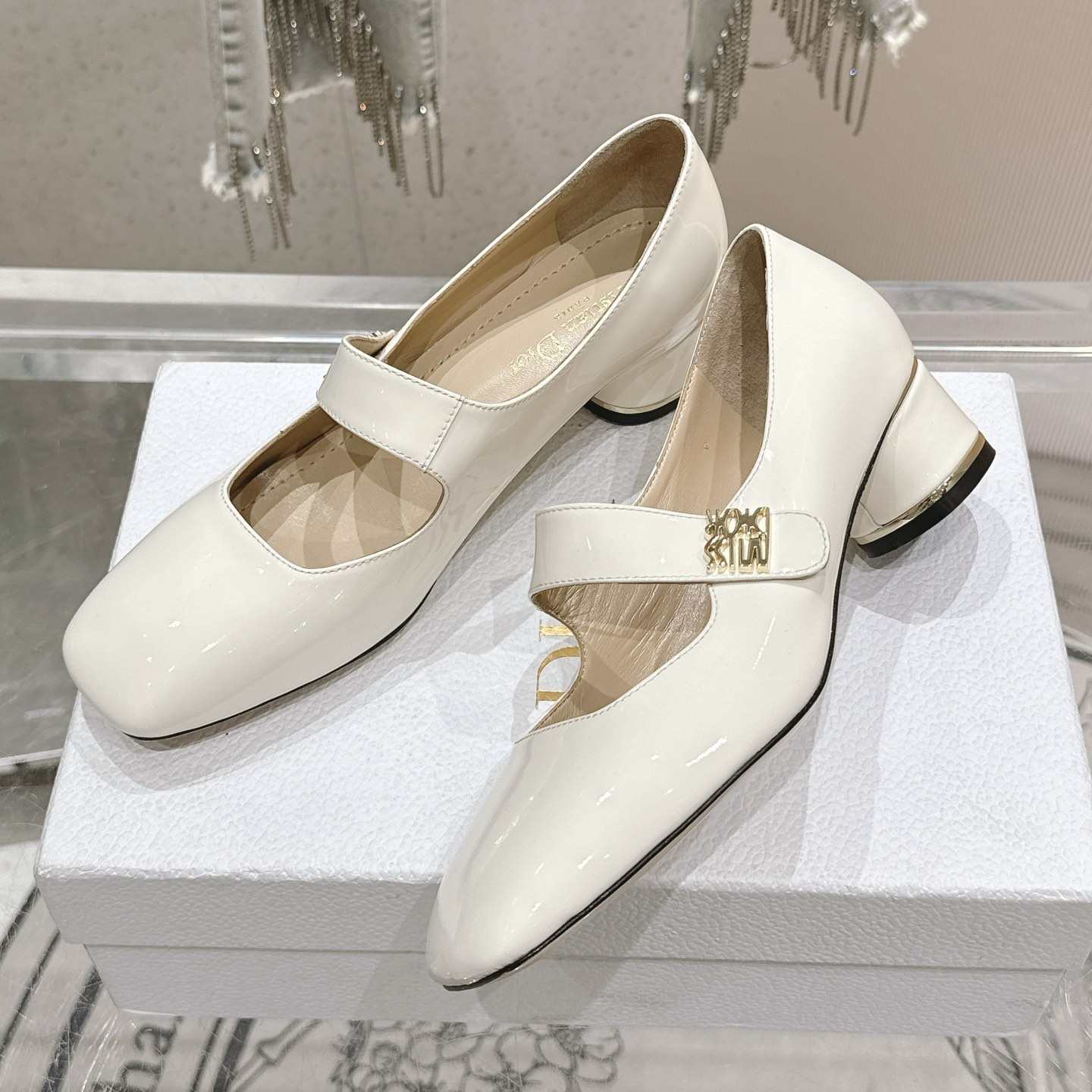 高仿Dior*Miss系列KDC269方頭粗跟單鞋4CM白色漆皮免檢版