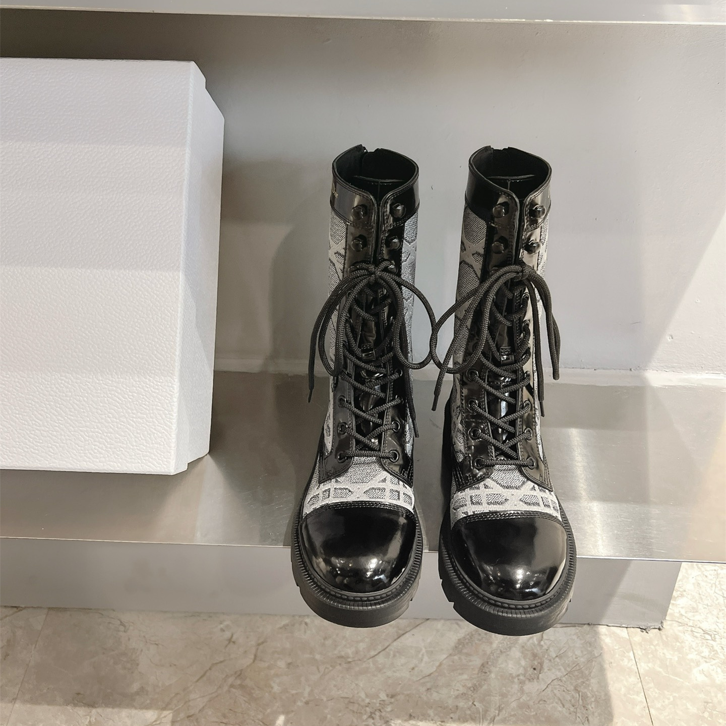 高仿Dior*D-Unit系列KDT134走秀款工裝中筒靴秋冬季灰色免檢版