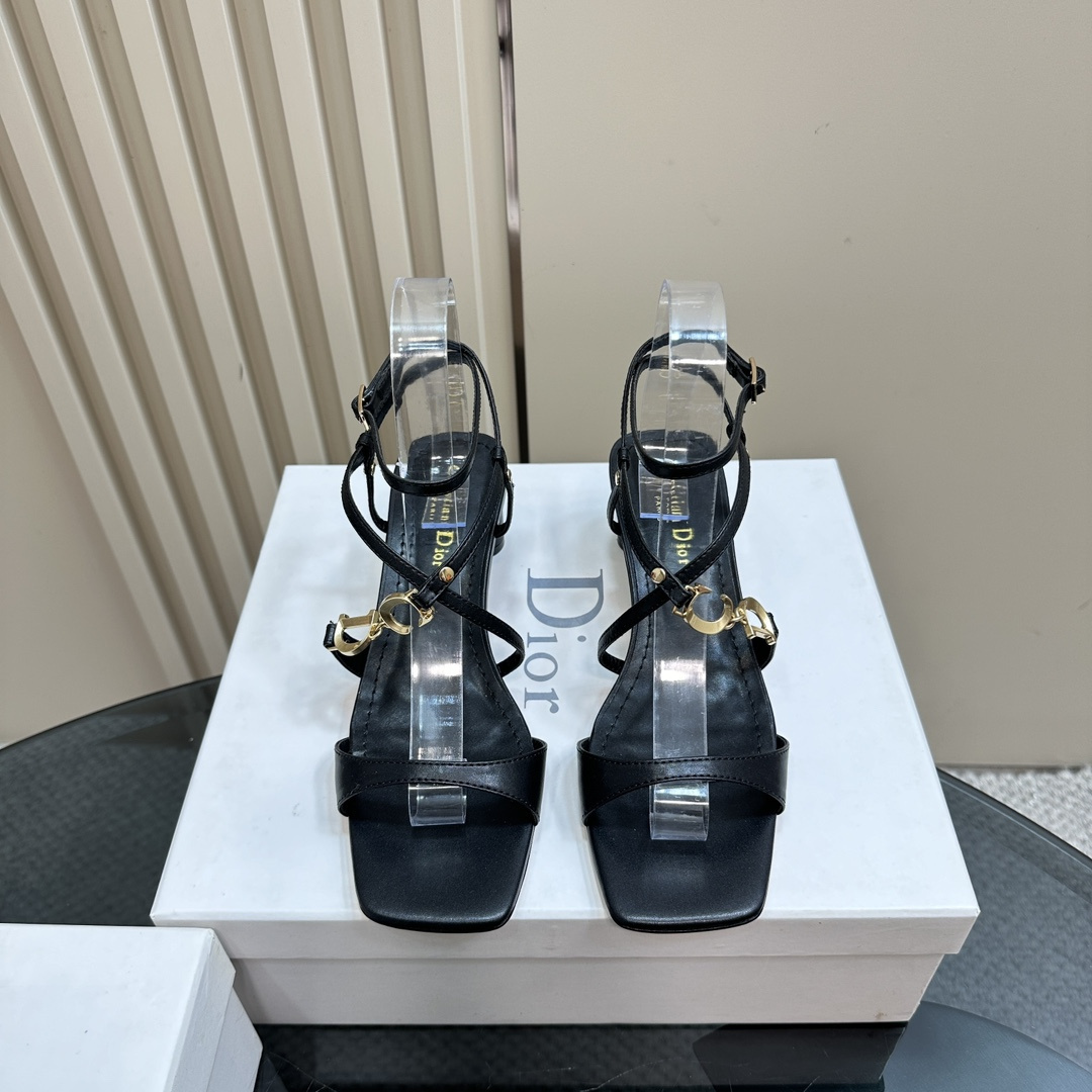高仿Dior*Cest系列KCU059金屬配飾露趾低跟涼鞋黑色4CM免檢版