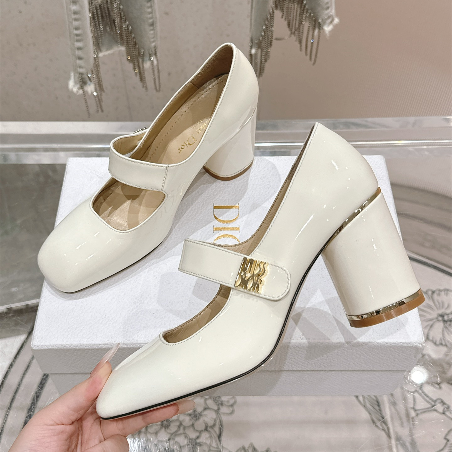 高仿Dior*Miss系列KVV321方頭粗跟單鞋8CM白色漆皮免檢版
