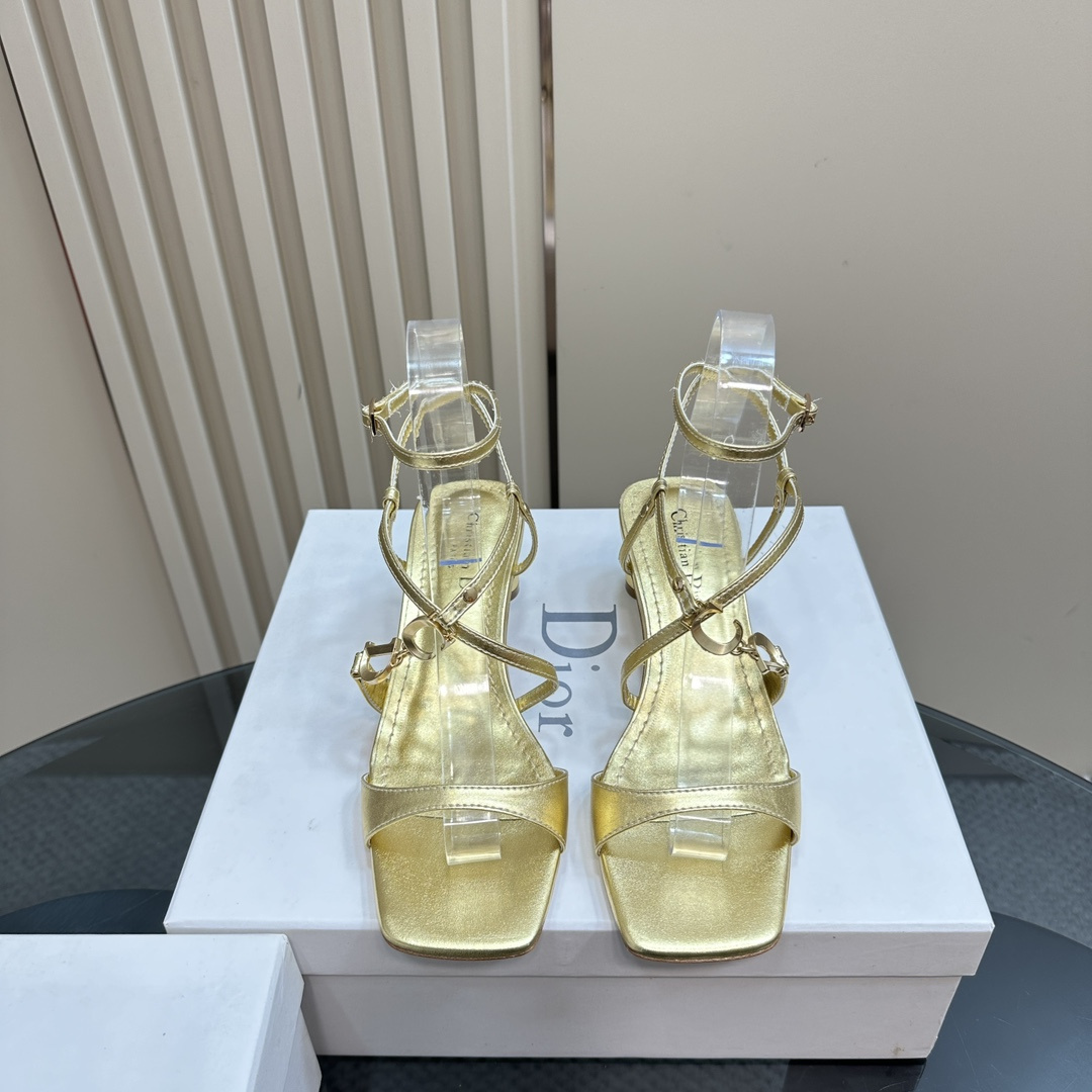 高仿Dior*Cest系列KCU057金屬配飾露趾低跟涼鞋金色4CM免檢版