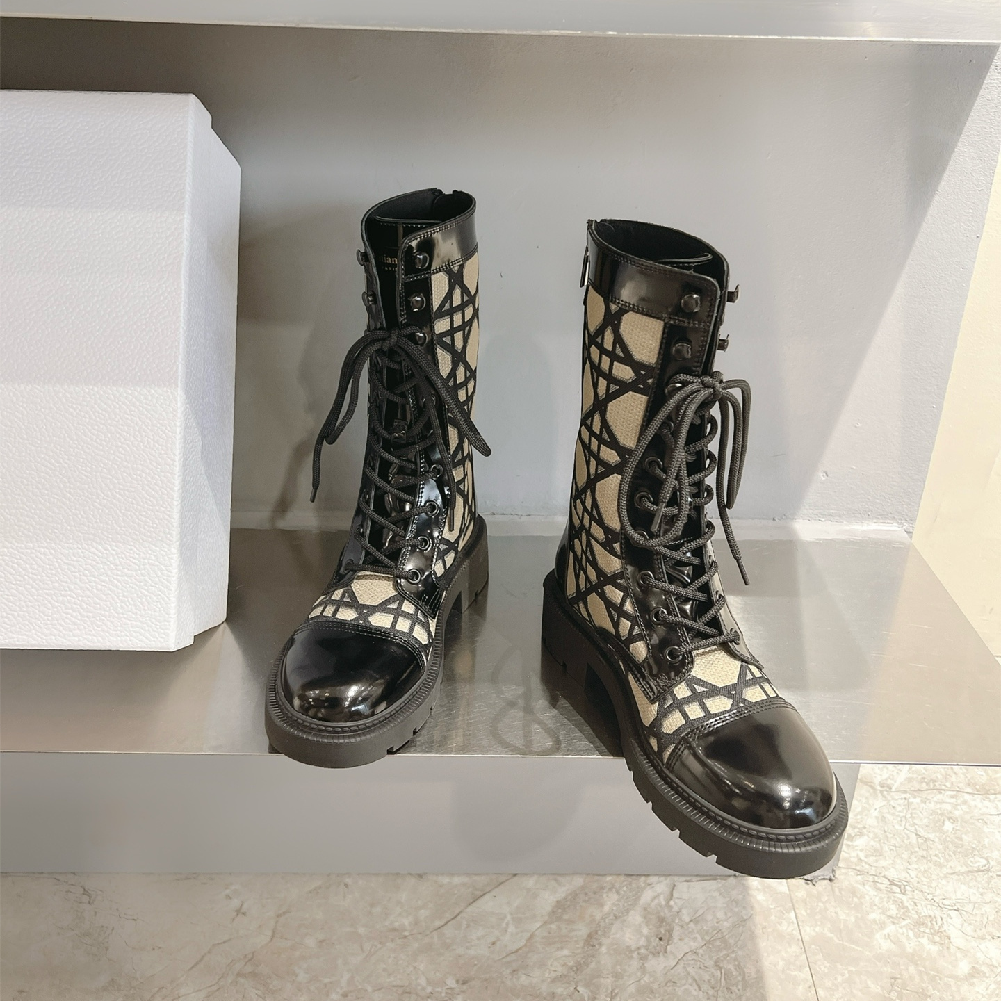 高仿Dior*D-Unit系列KDT135走秀款工裝中筒靴秋冬季卡其免檢版
