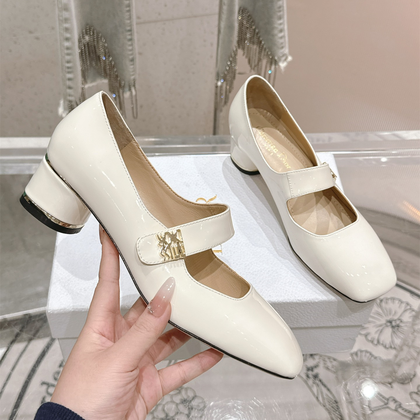 高仿Dior*Miss系列KDC269方頭粗跟單鞋4CM白色漆皮免檢版