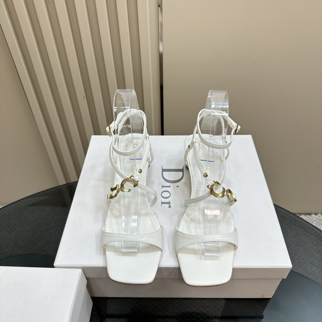 高仿Dior*Cest系列KCU056金屬配飾露趾低跟涼鞋白色4CM免檢版