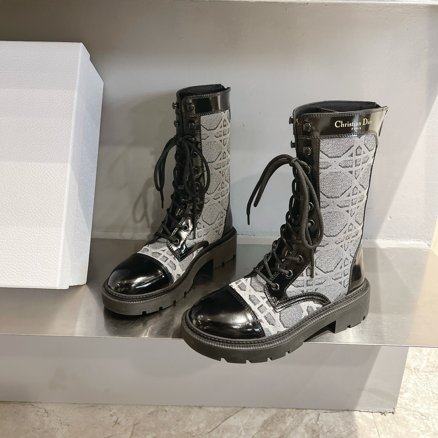 高仿Dior*D-Unit系列KDT134走秀款工裝中筒靴秋冬季灰色免檢版