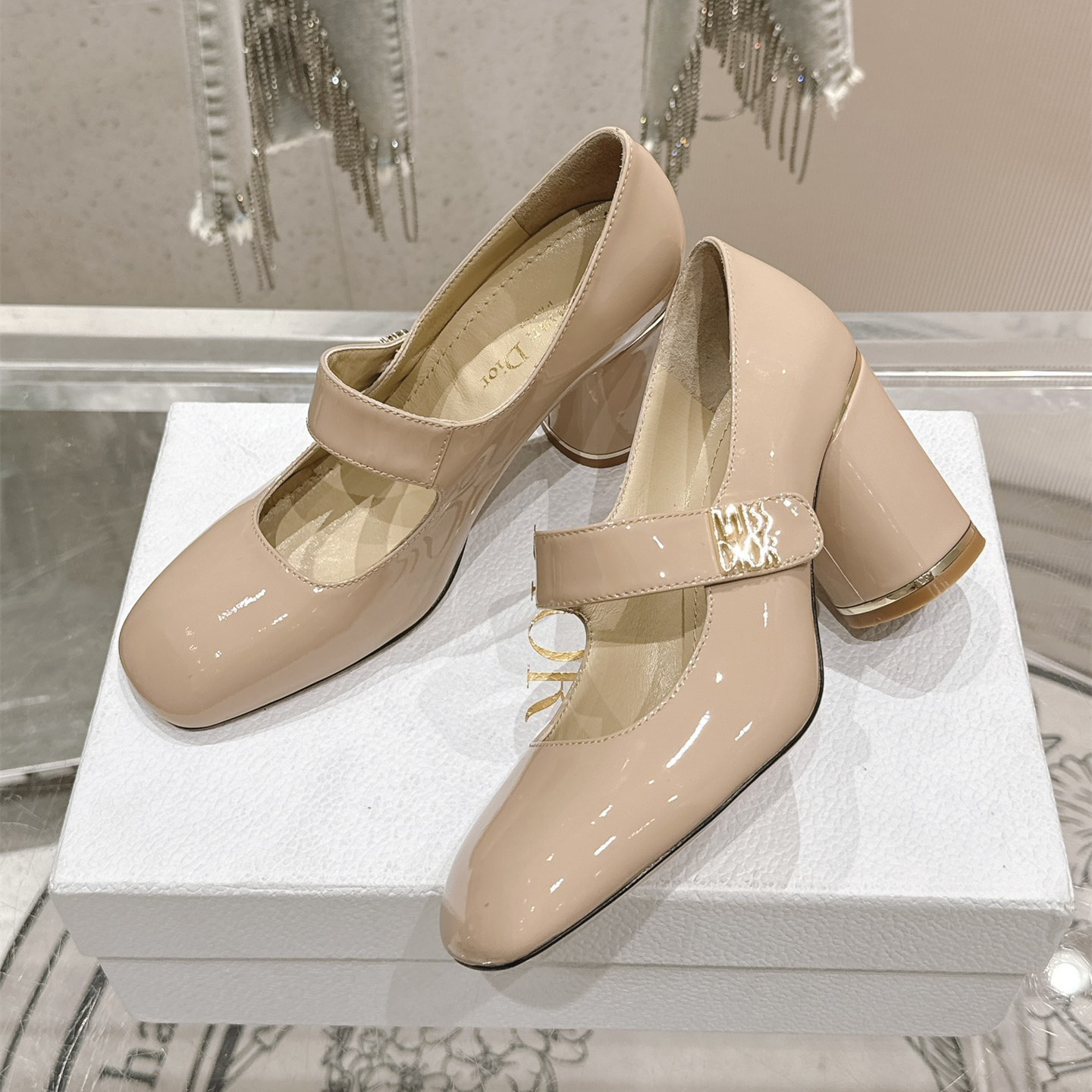 高仿Dior*Miss系列KVV322方頭粗跟單鞋8CM膚色漆皮免檢版