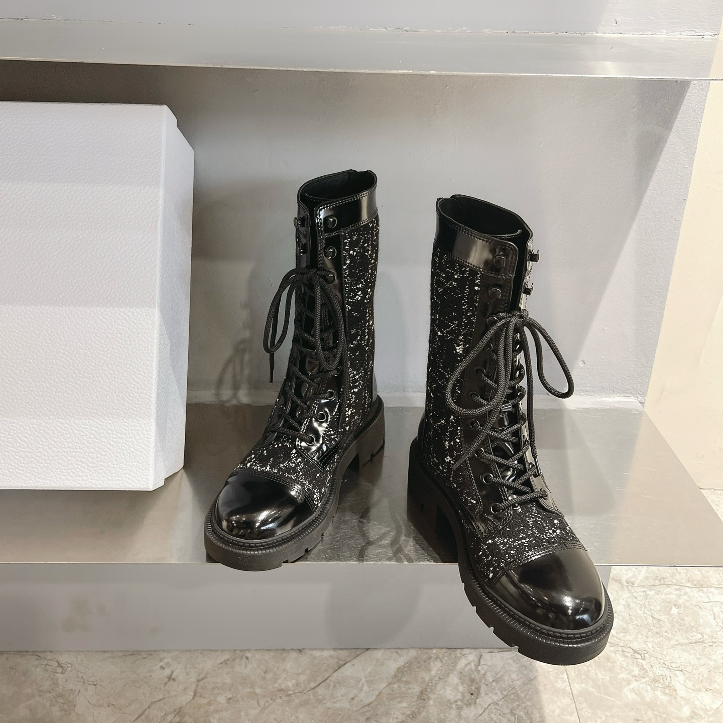 高仿Dior*D-Unit系列KDT132走秀款工裝中筒靴秋冬季黑色免檢版