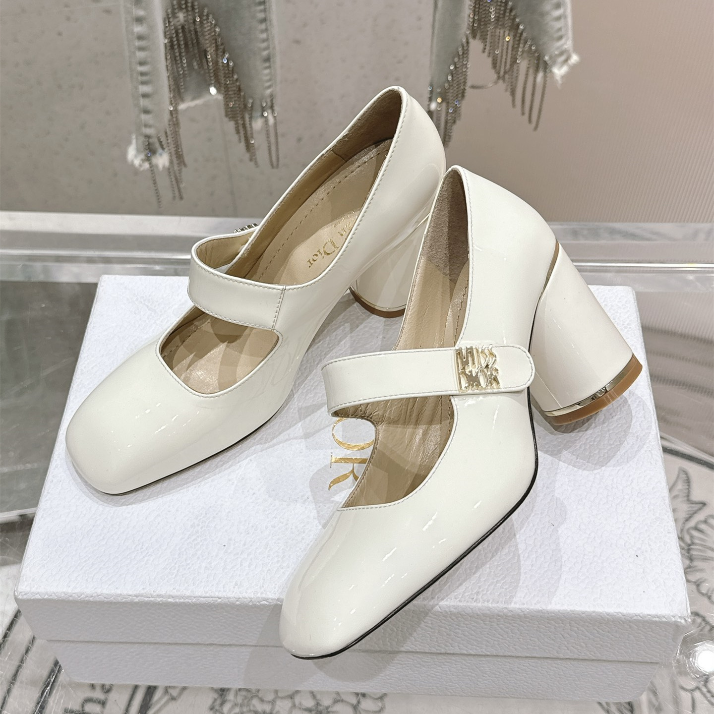 高仿Dior*Miss系列KVV321方頭粗跟單鞋8CM白色漆皮免檢版