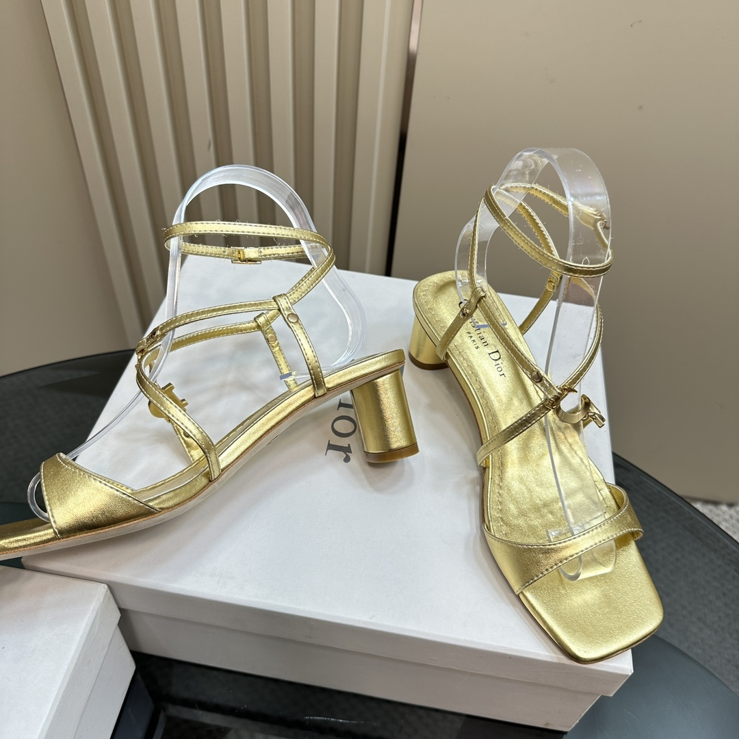 高仿Dior*Cest系列KCU057金屬配飾露趾低跟涼鞋金色4CM免檢版