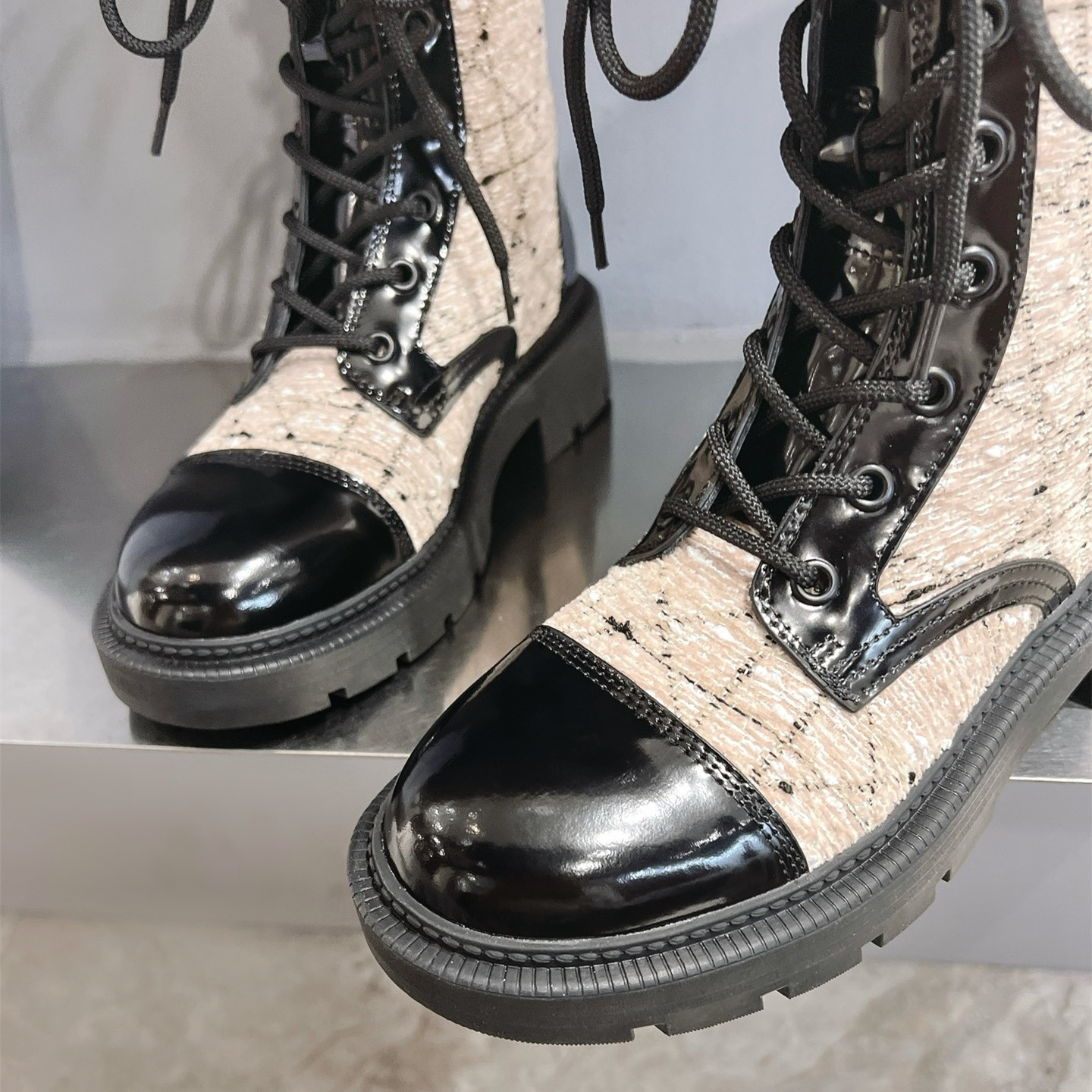 高仿Dior*D-Unit系列KDT132走秀款工裝中筒靴秋冬季膚色免檢版