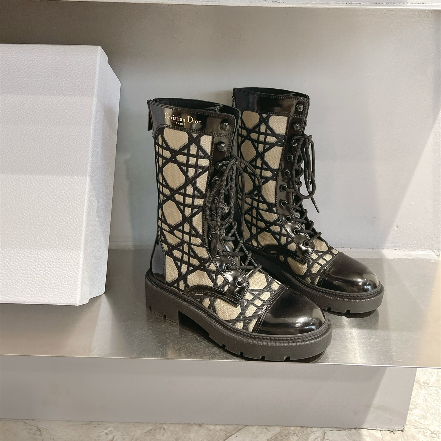 高仿Dior*D-Unit系列KDT135走秀款工裝中筒靴秋冬季卡其免檢版