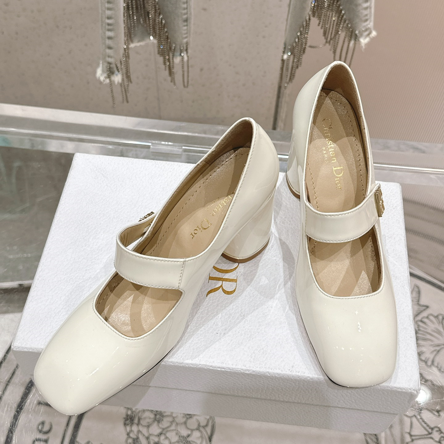 高仿Dior*Miss系列KVV321方頭粗跟單鞋8CM白色漆皮免檢版