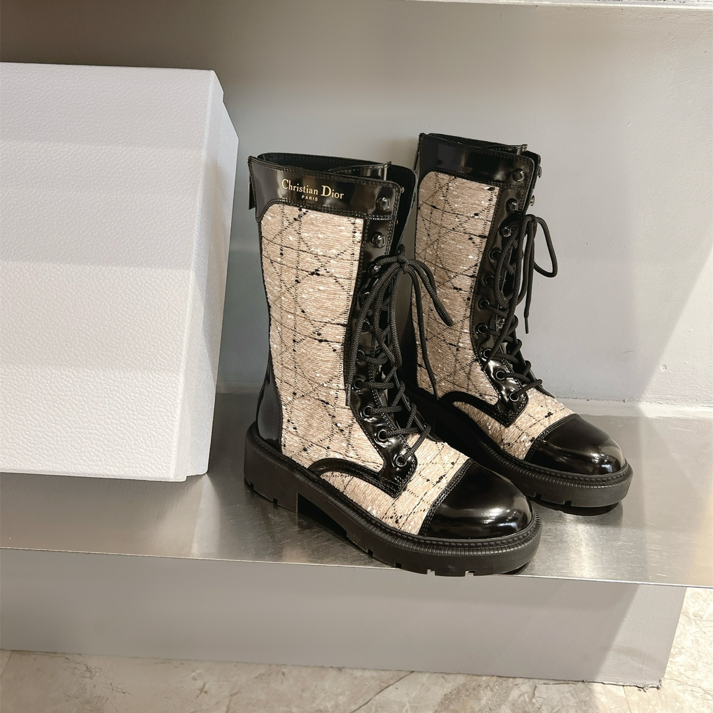 高仿Dior*D-Unit系列KDT132走秀款工裝中筒靴秋冬季膚色免檢版