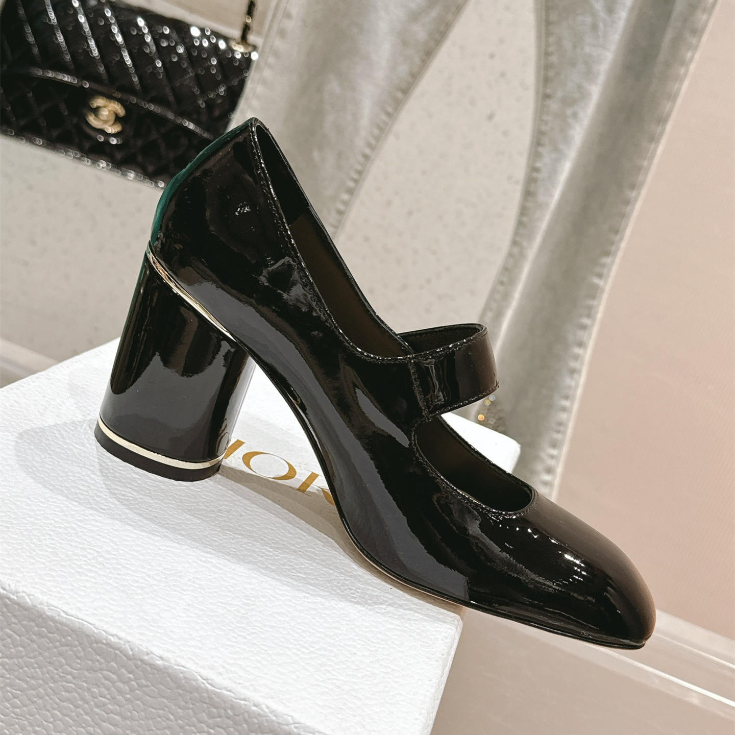 高仿Dior*Miss系列KVV320方頭粗跟單鞋8CM黑色漆皮免檢版
