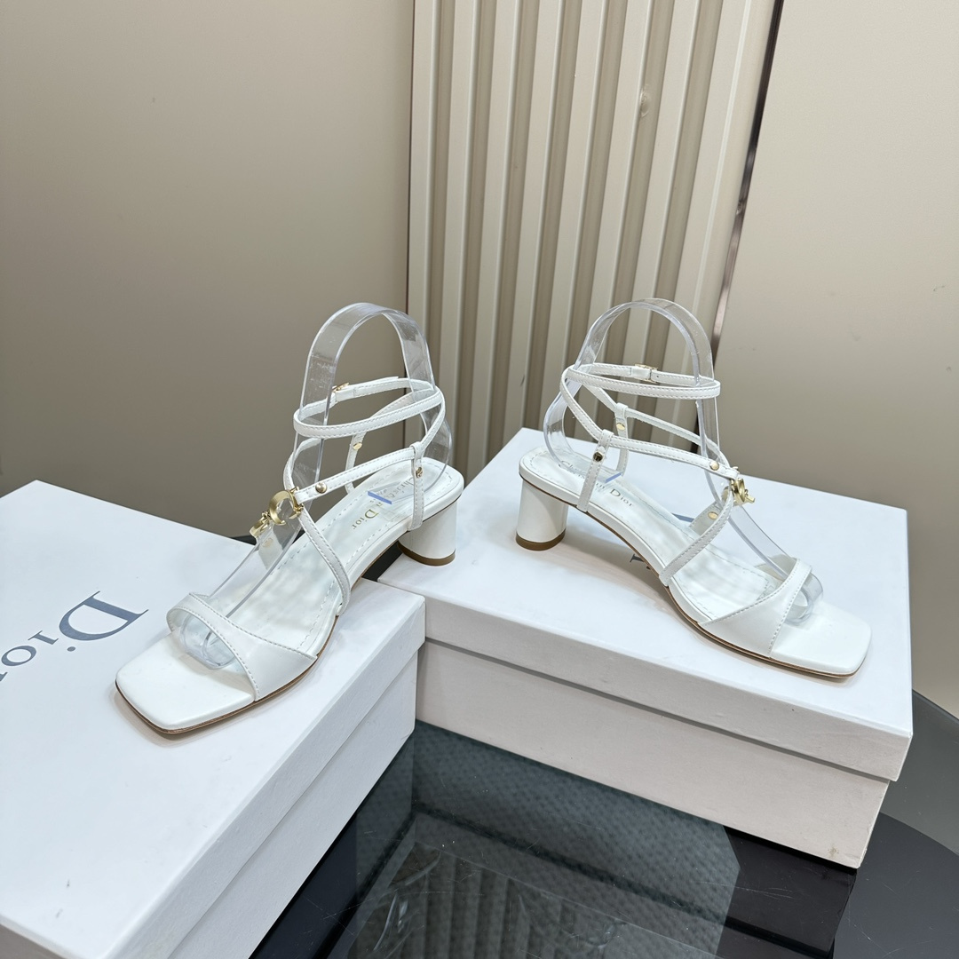 高仿Dior*Cest系列KCU056金屬配飾露趾低跟涼鞋白色4CM免檢版