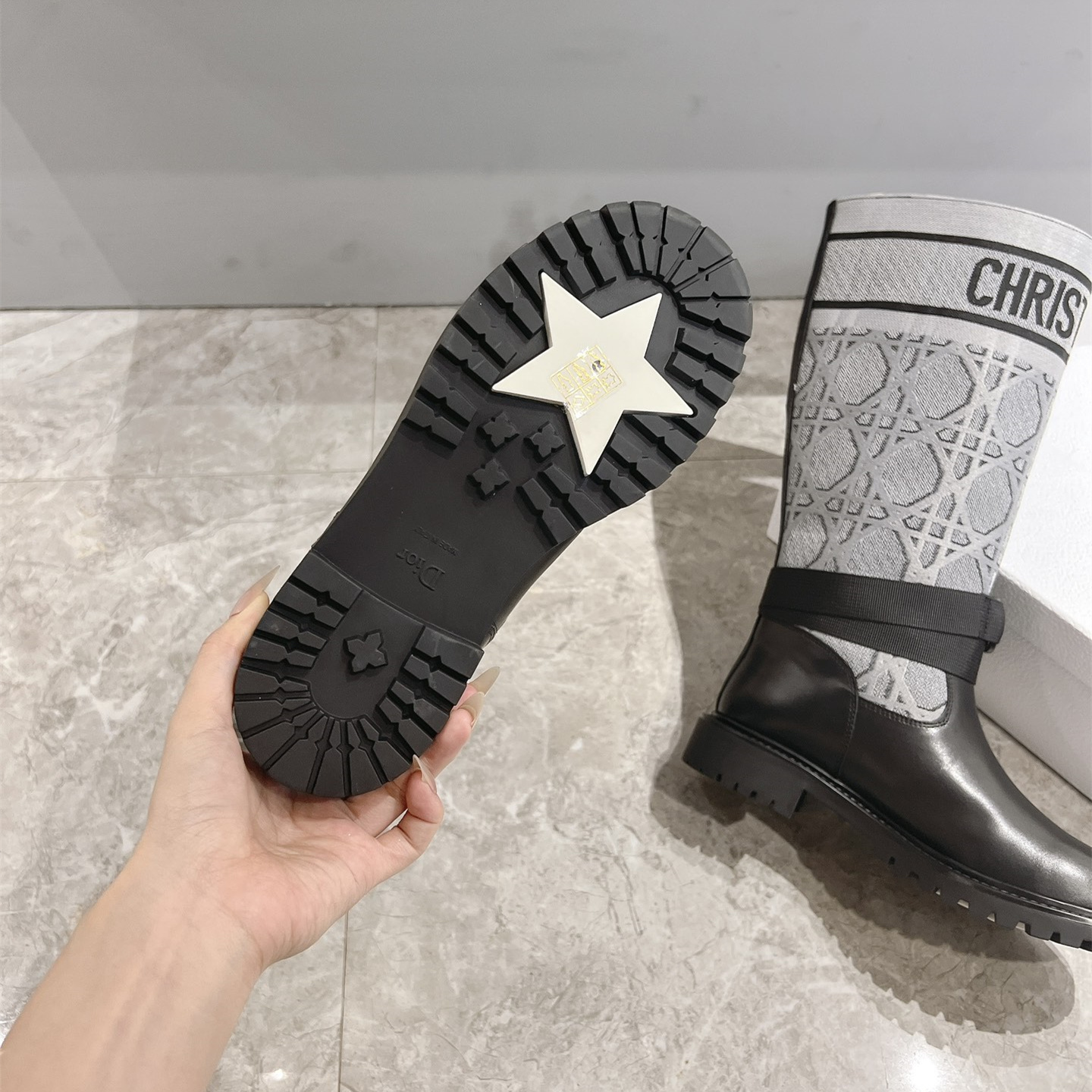 高仿Dior*D-Major系列KCI982圓頭馬丁中筒靴黑灰拼色冬季免檢版